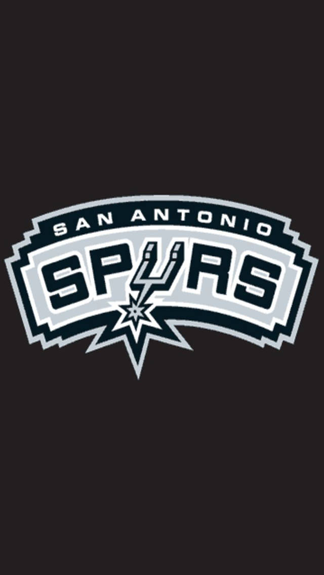Spurs 桌布 壁紙 — San Antonio Spurs 標誌以粗體黑色、白色和銀色在深色背景上。