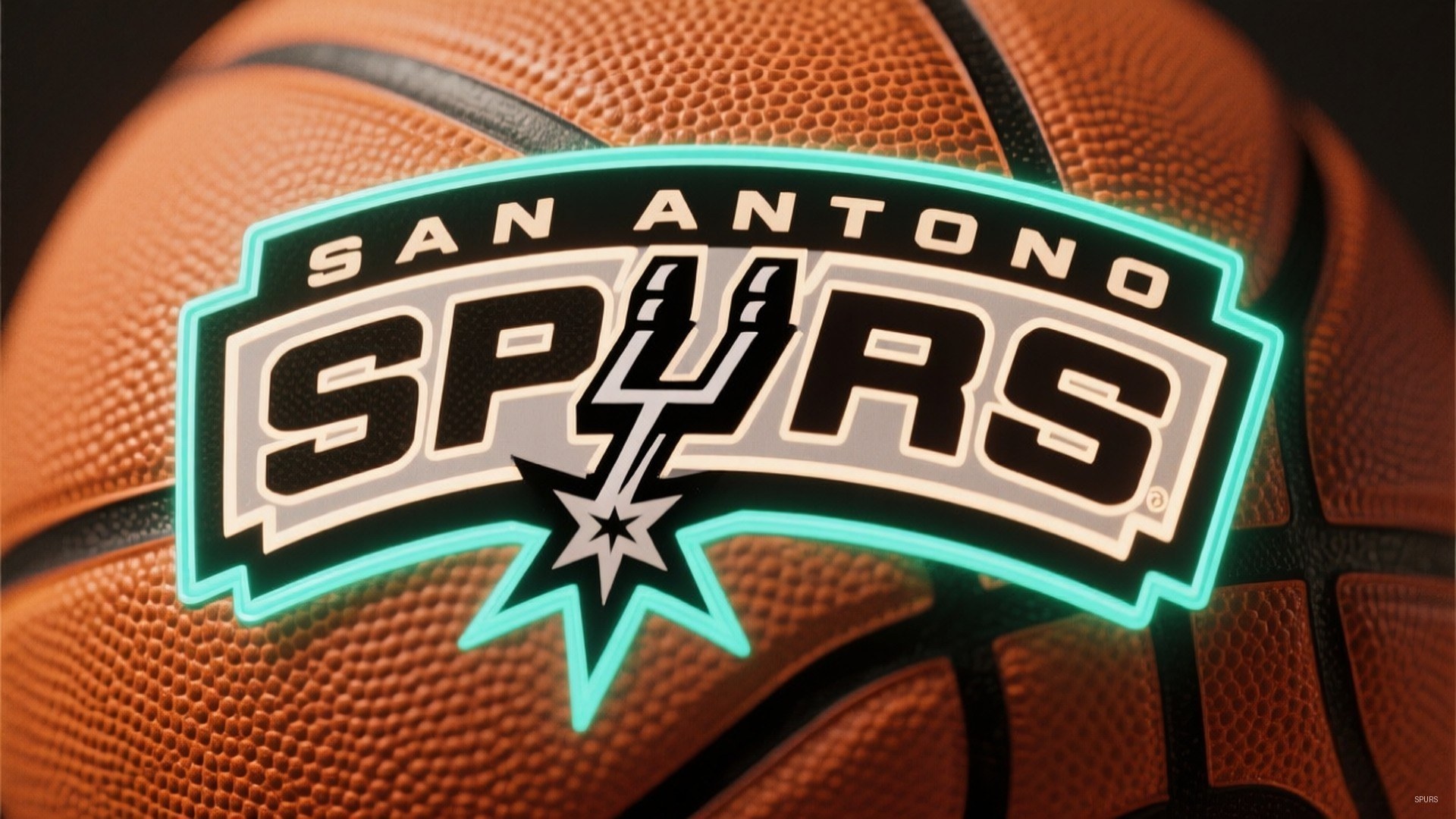 Retro Spurs 90s Vibe 壁紙 — 聖安東尼奧馬刺隊標誌在紋理橙色籃球中心發出青綠色光芒。