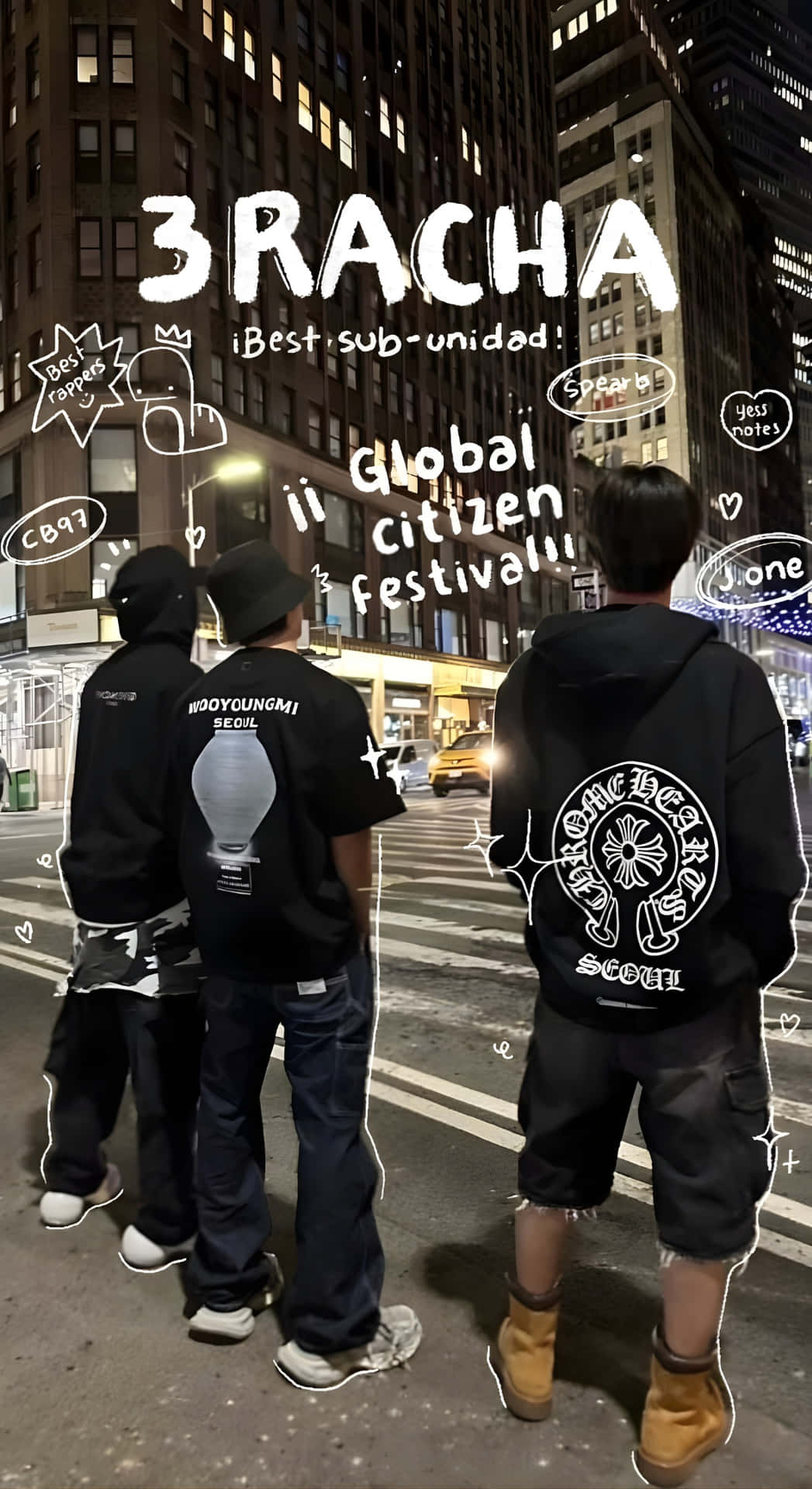  壁紙 — 三個穿著黑色連帽衫的年輕人夜晚站在城市街道上，周圍是發光的建築物和節日塗鴉。