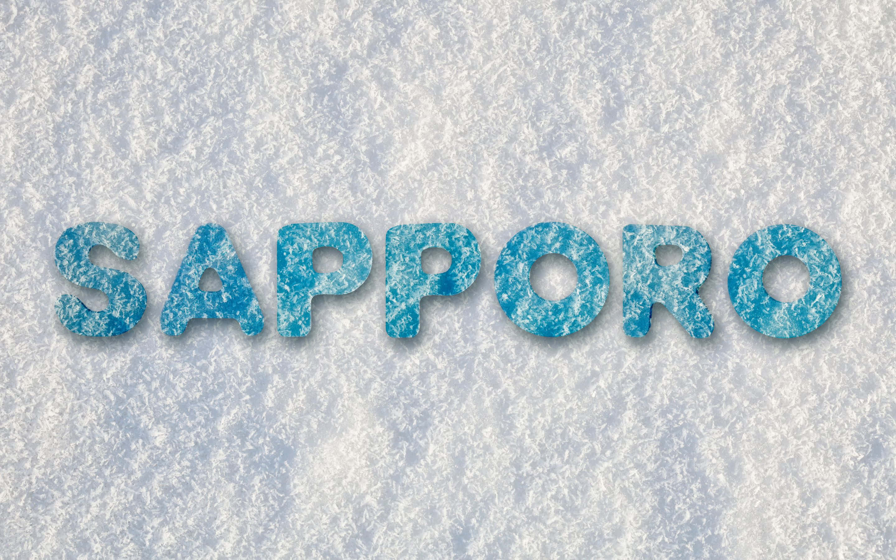 2880x1800 桌布 壁紙 — sapporo 這個詞由帶有紋理的藍色冰塊字母組成，置於雪白的背景上。