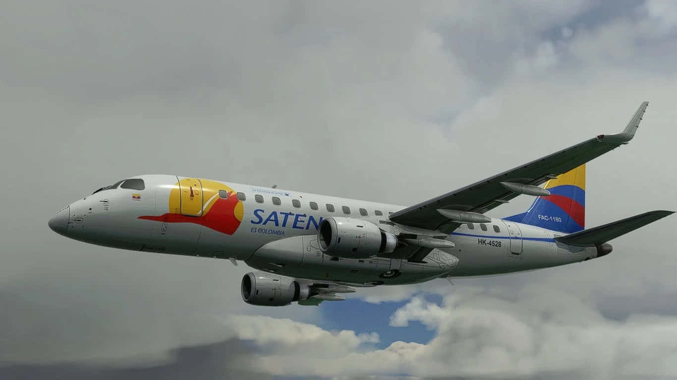 flying 桌布 壁紙 — Satena Airlines 的 Embraer E190 噴射機在雲霧繚繞的天空中翱翔，鮮明的黃、紅、藍色塗裝清晰可見。