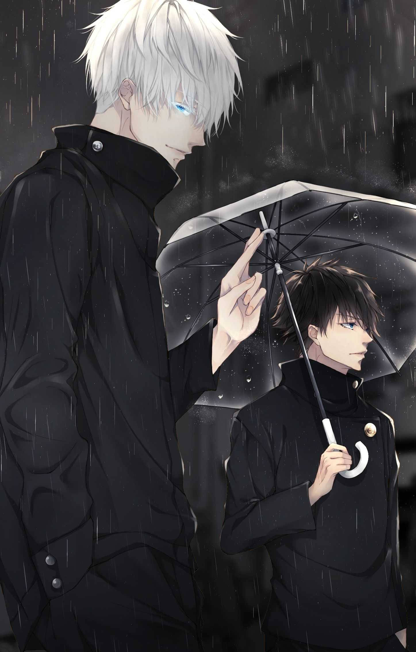 Satoru And Megumi Jujutsu Kaisen 手機暗夜雨景 壁紙 — 兩個穿著黑色外套的動漫男孩站在暴風雨中，其中一個撐著傘，用發光的藍色眼睛保護另一個。
