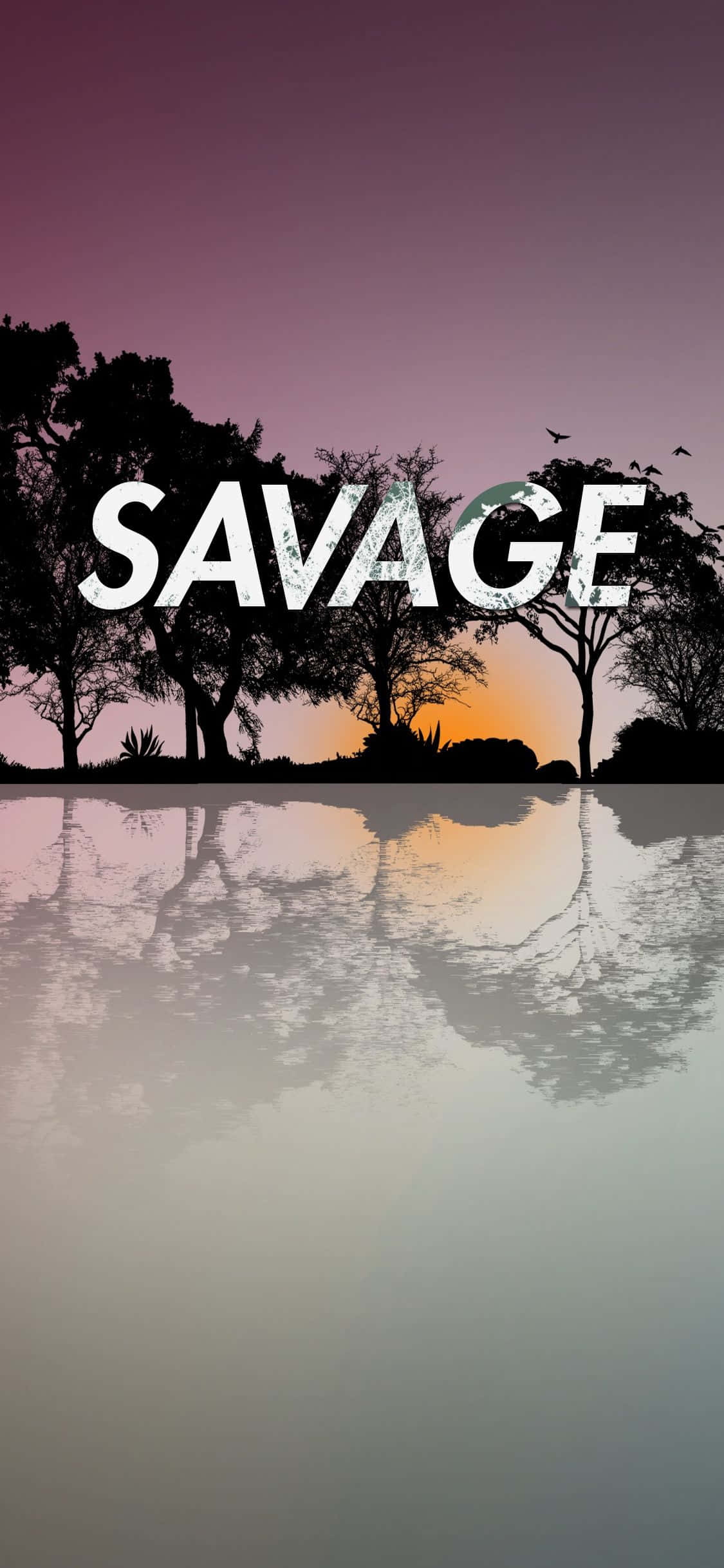 savage 桌布 壁紙 — Savage 文字覆蓋在平靜水面倒映的樹木日落剪影和飛鳥之上。