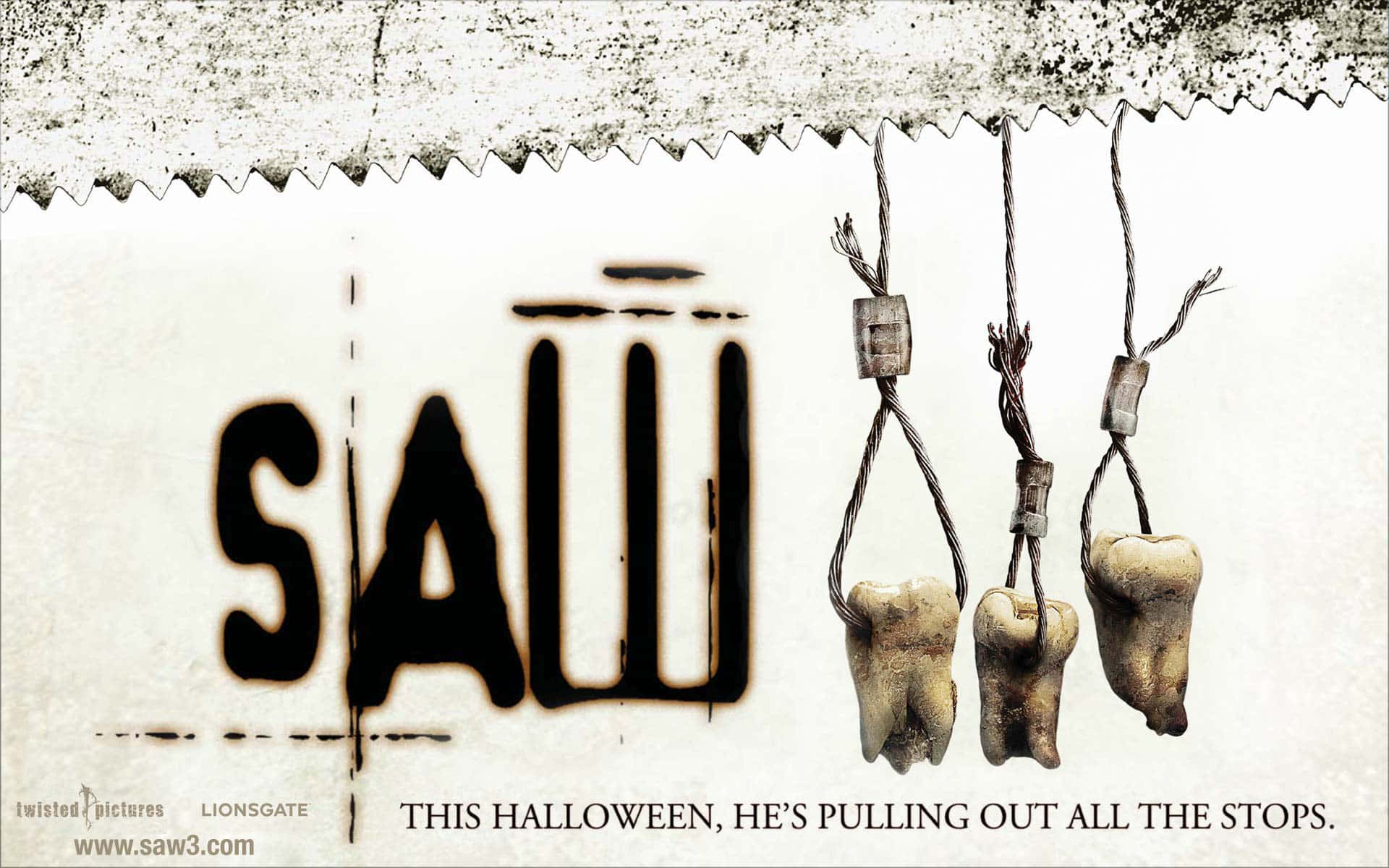 恐怖動圖 桌布 壁紙 — 「SAW」這個詞用粗黑字噴在帶有紋理的牆上，三個人類牙齒用鐵絲掛在鋸齒狀鋸片邊緣。