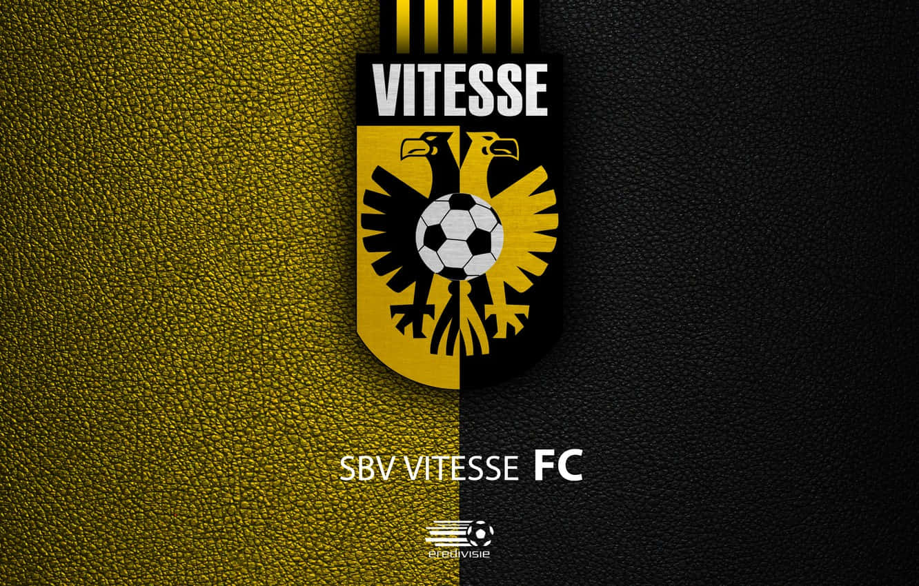Eredivisie 桌布 壁紙 — SBV維迪斯足球會徽章，黑色和黃色老鷹在紋理皮革背景上抱著足球。