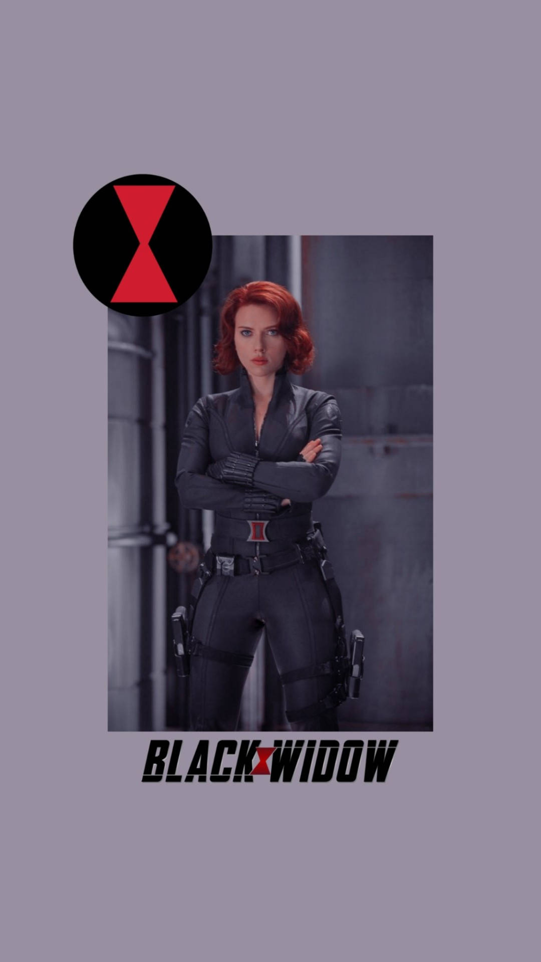 Black Widow 桌布 壁紙 — Scarlet Witch 自信地交叉雙臂，身穿深色戰術服，背景是粗糙的工業環境。