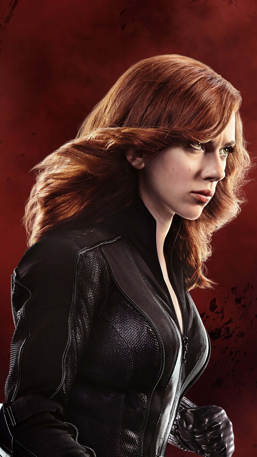 Black Widow iPhone 桌布 壁紙 — Scarlet Witch 身穿黑色皮夾克，紅髮，背景為有紋理的深紅色。
