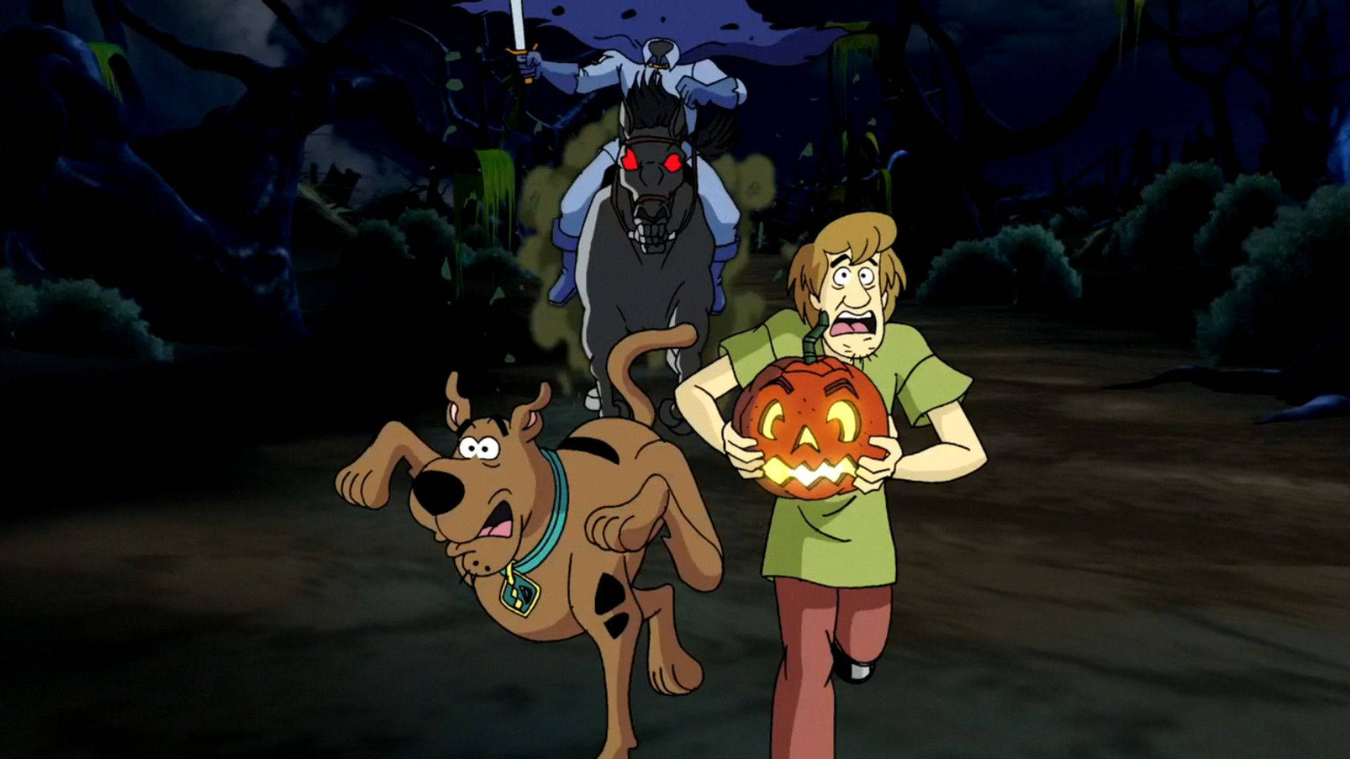 Scooby 桌布 壁紙 — Scooby Doo 和 Shaggy 驚恐地穿過黑暗的鬧鬼森林，一個騎著惡魔馬的幽靈騎士追趕他們。