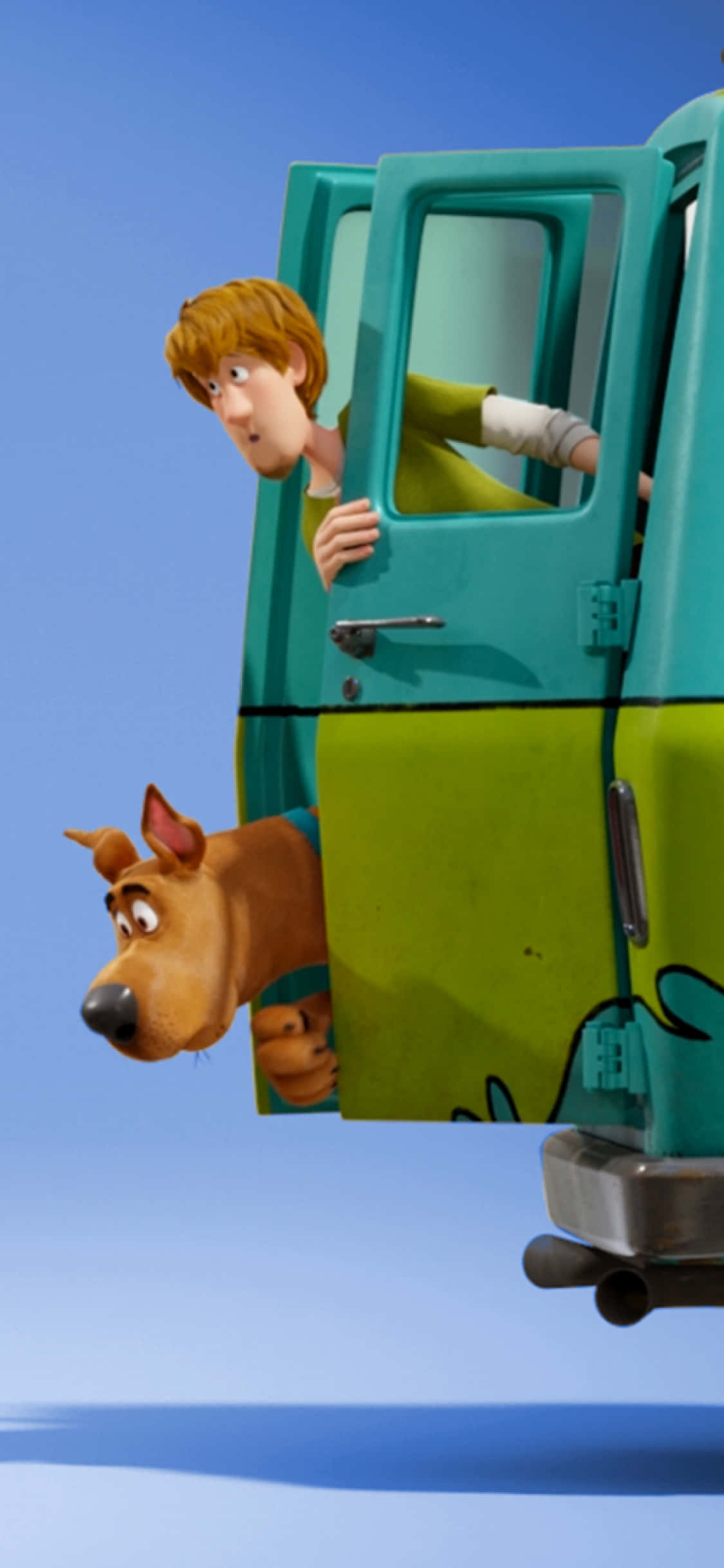 Shaggy Rogers 桌布 壁紙 — Scooby Doo 和 Shaggy 從標誌性的青綠色和萊姆綠色 Mystery Machine 中探出頭來，背景是清澈的藍天。