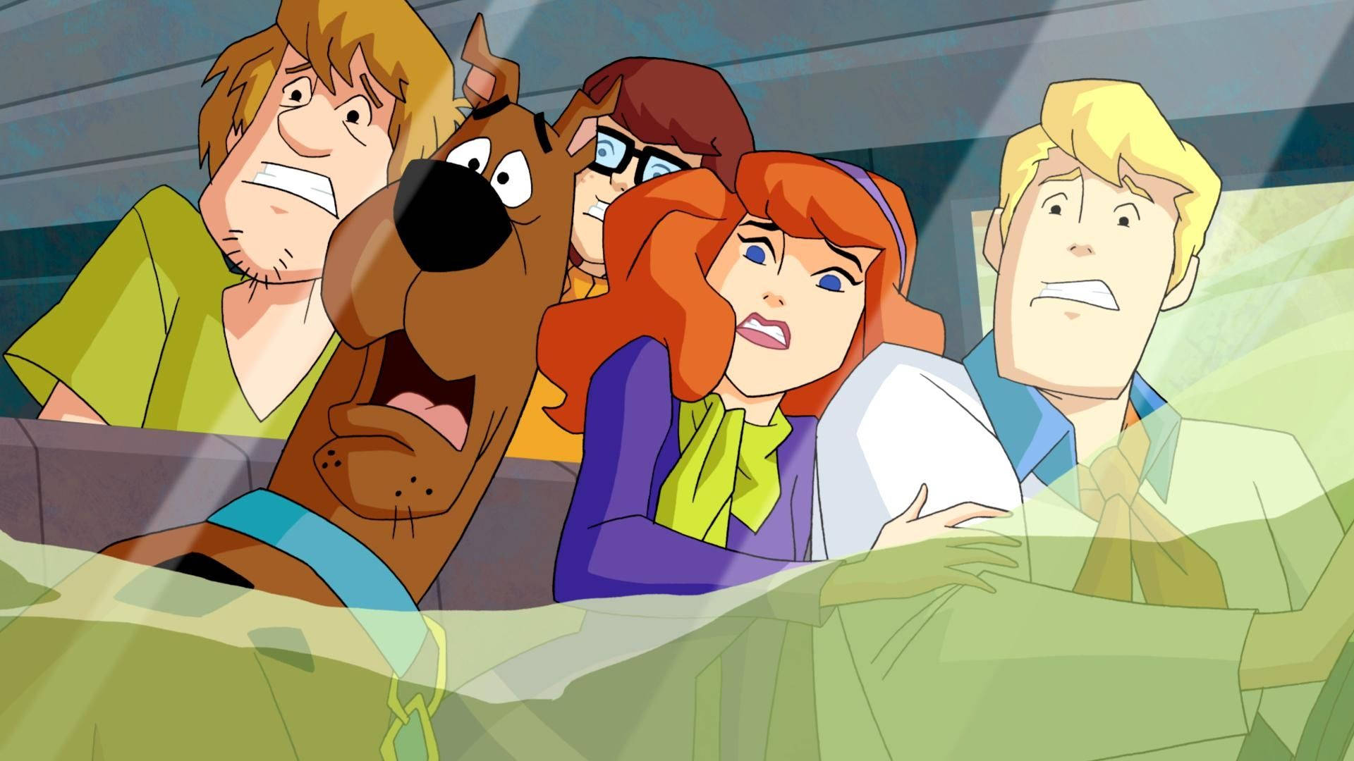 Scooby 桌布 壁紙 — Scooby Doo 和同伴們坐在一起，在一輛陰森綠色照明的車輛中，看起來非常驚恐。
