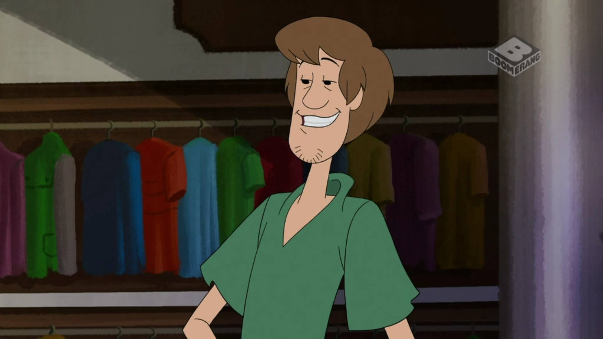 Cartoon 桌布 壁紙 — Scooby Doo 的人類朋友 Shaggy 微笑著站在一個掛滿彩色襯衫的衣櫃裡。