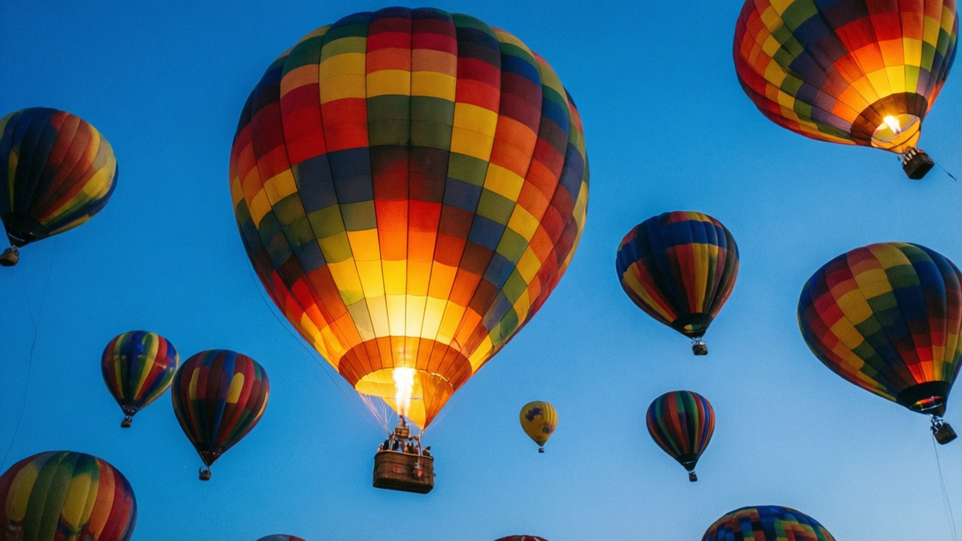 Festival of Balloons 壁紙 — 色彩繽紛的熱氣球在清澈的藍天下溫暖地發光，一同上升。