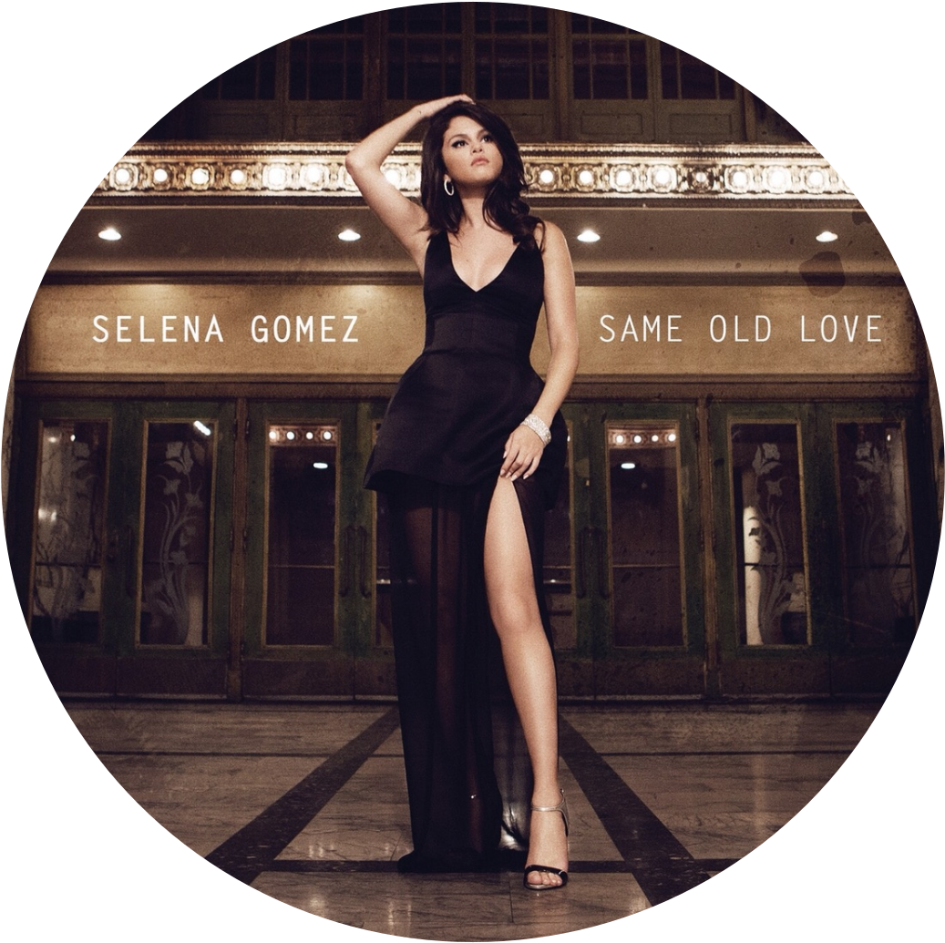 賽琳娜·戈梅茲 桌布 壁紙 — Selena Gomez 在夜晚的復古劇院入口處，穿著黑色連衣裙優雅地擺姿勢。
