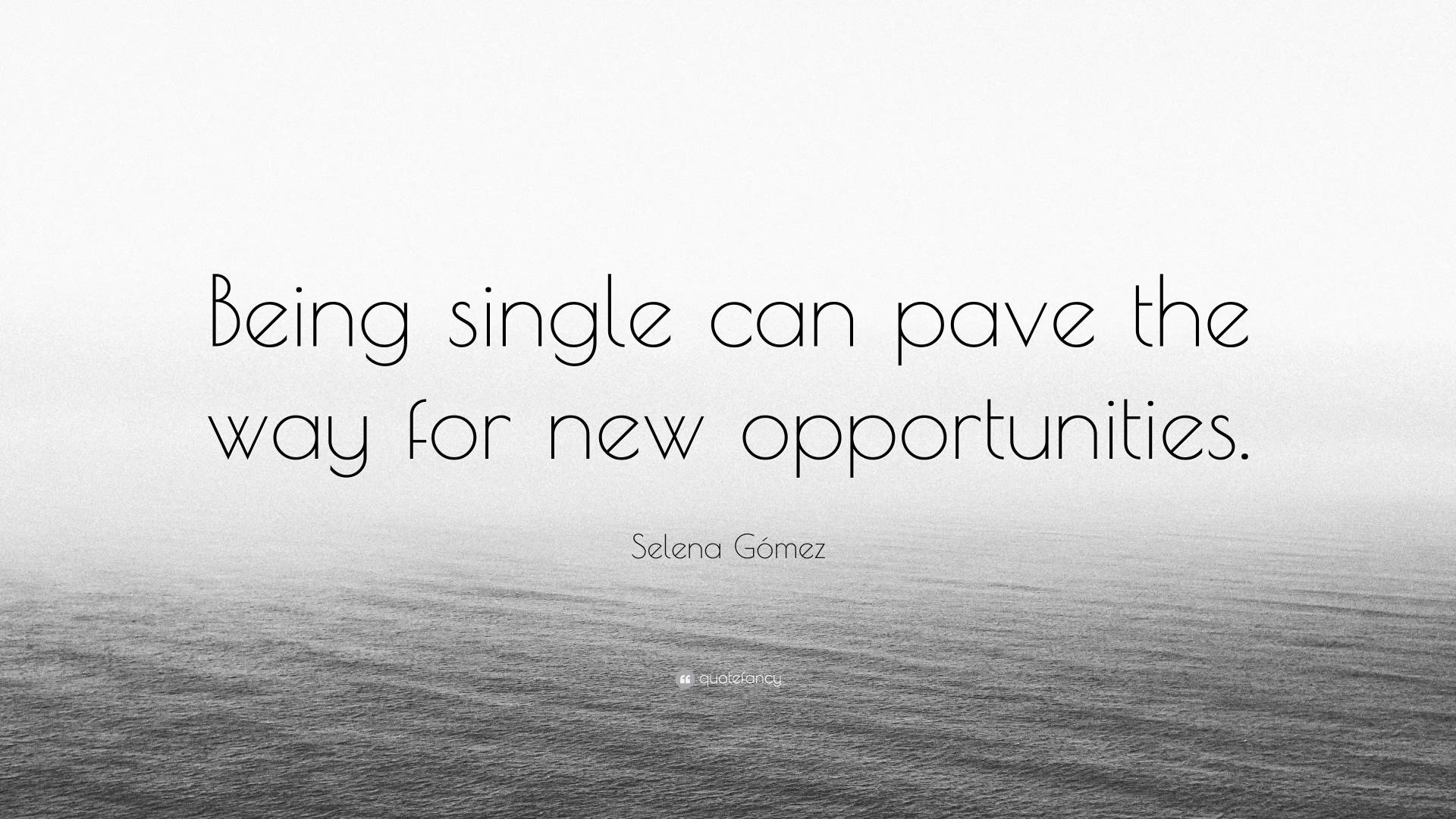 黑白 桌布 壁紙 — Selena Gomez 的單色語錄疊加在帶有平靜水波紋的迷霧海洋地平線上。