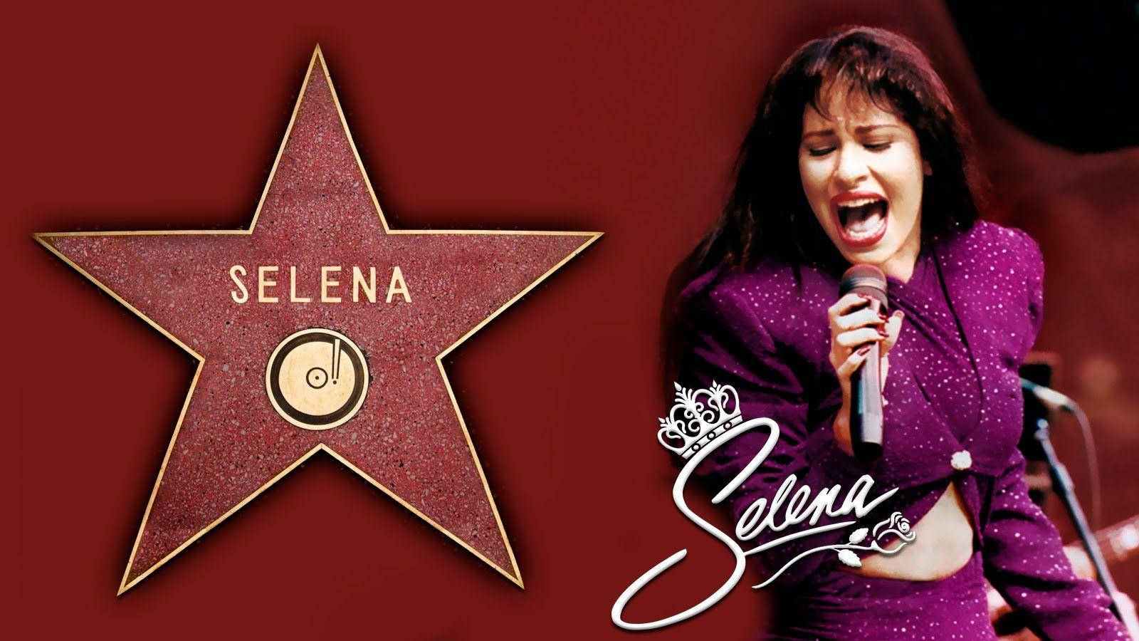 賽琳娜·金塔尼利亞 桌布 壁紙 — Selena Quintanilla 在深紅色背景下，熱情地對著麥克風唱歌，旁邊是她的好萊塢星光大道星星。