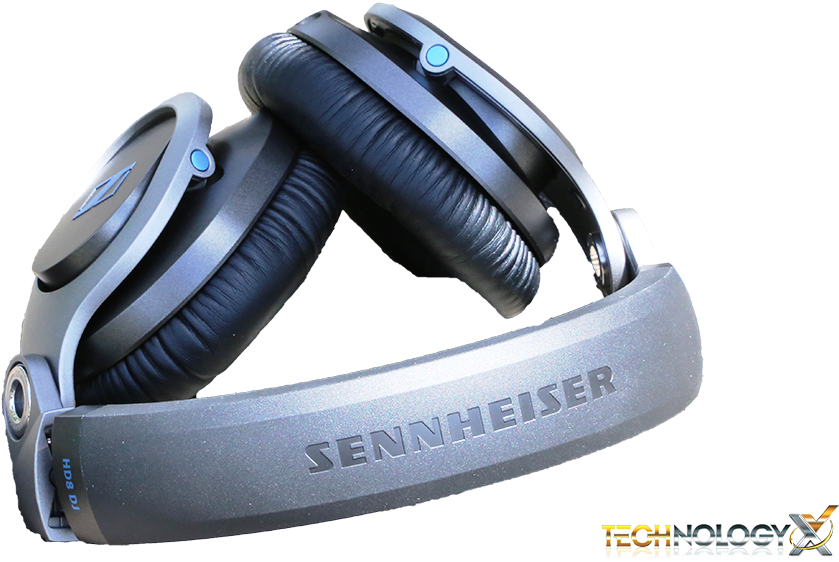 DJ 桌布 壁紙 — Sennheiser HD560S 頭戴式耳機，霧面銀色飾面，藍色點綴燈光，黑色背景。