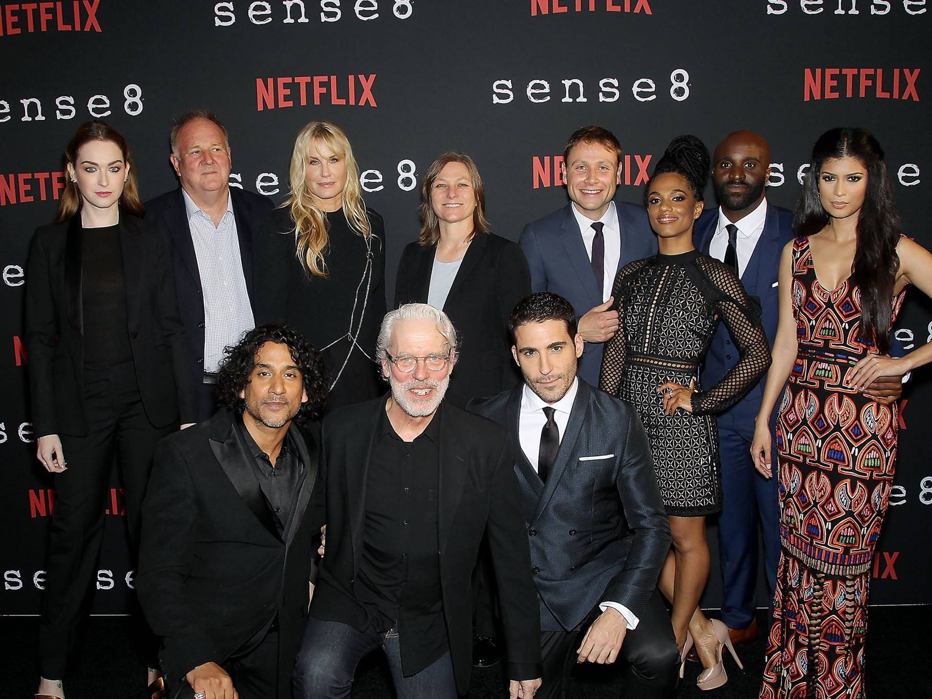 超感8人組 桌布 壁紙 — Sense8 的演員和工作人員在 Netflix 活動中，在品牌背景前正式擺姿勢。