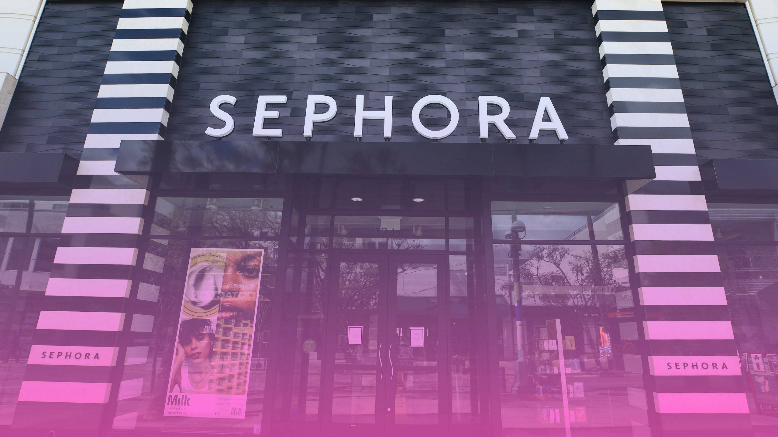 絲芙蘭 桌布 壁紙 — Sephora 店舖外牆，採用大膽的黑白條紋建築設計和粉紅色玻璃窗。