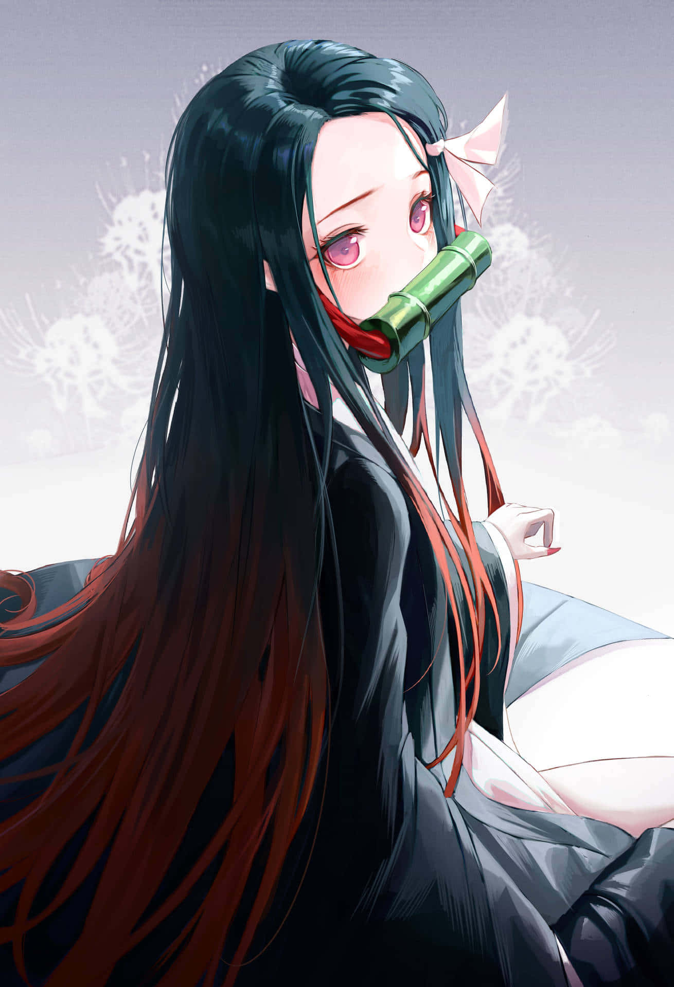  壁紙 — 一位寧靜的動漫女孩，長著深色長髮和粉紅色眼睛，戴著竹製口塞，坐在帶有白色花卉圖案的柔和灰色背景前。