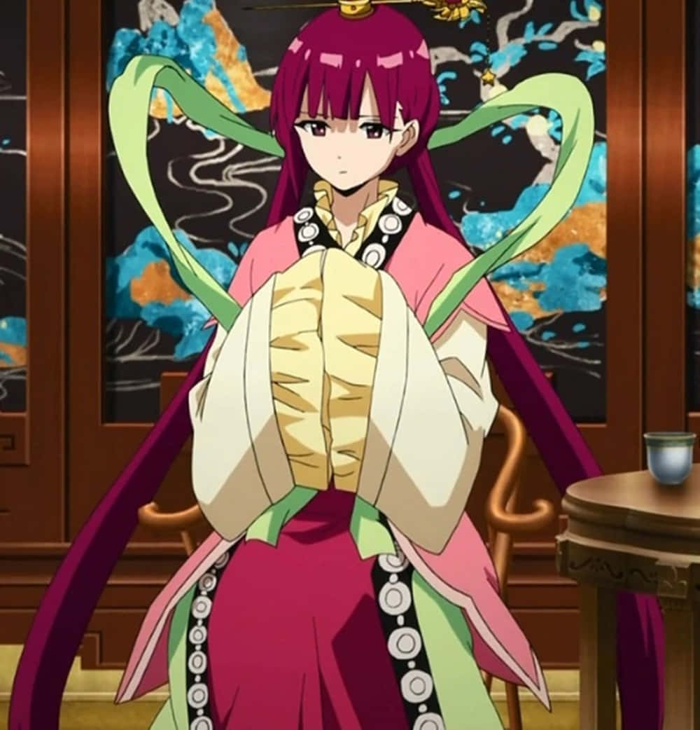 Kougyoku Ren 桌布 壁紙 — 一位寧靜的動漫女孩，擁有洋紅色頭髮和飄逸的綠色絲帶，站在傳統的木製房間裡，穿著分層的粉紅色和奶油色和服。