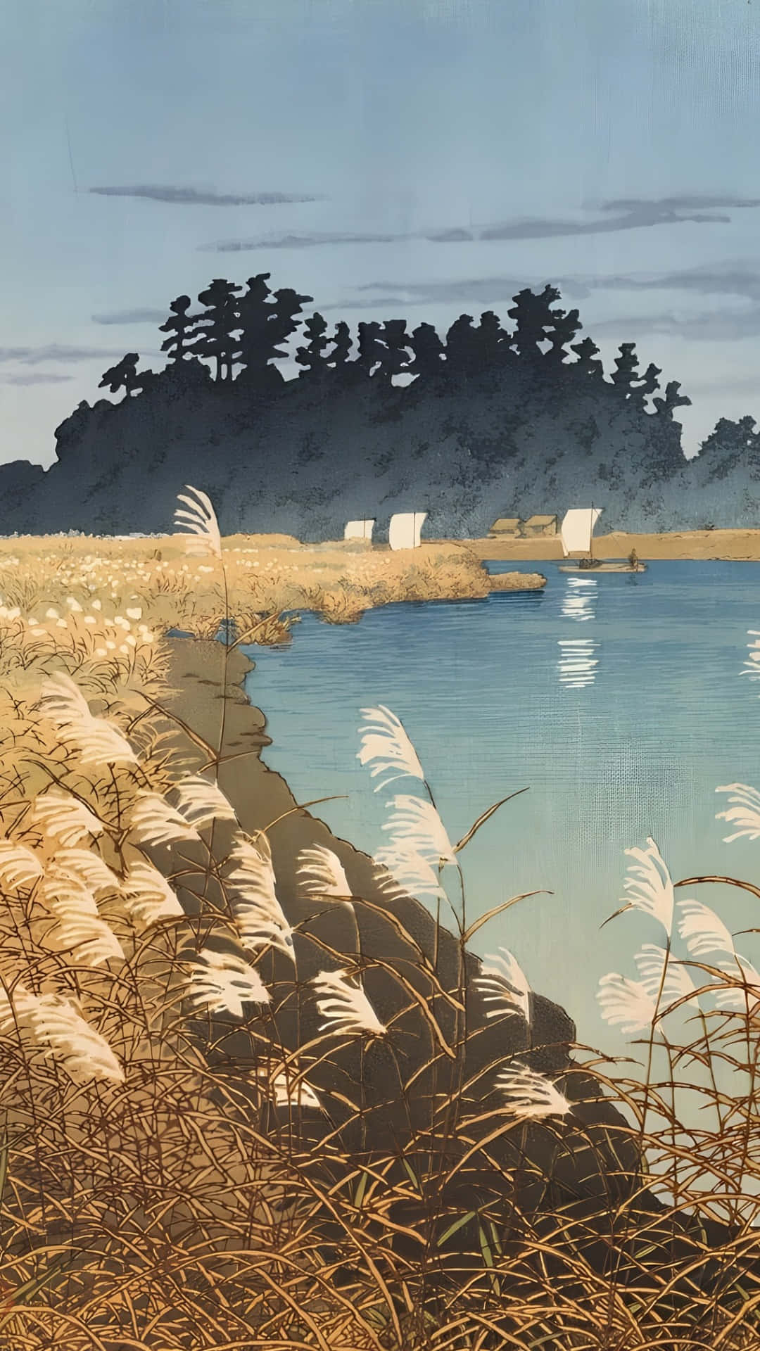  壁紙 — 寧靜的日式河景，前景有蘆葦，帆船靠近森林覆蓋的小山，天空柔和藍色。