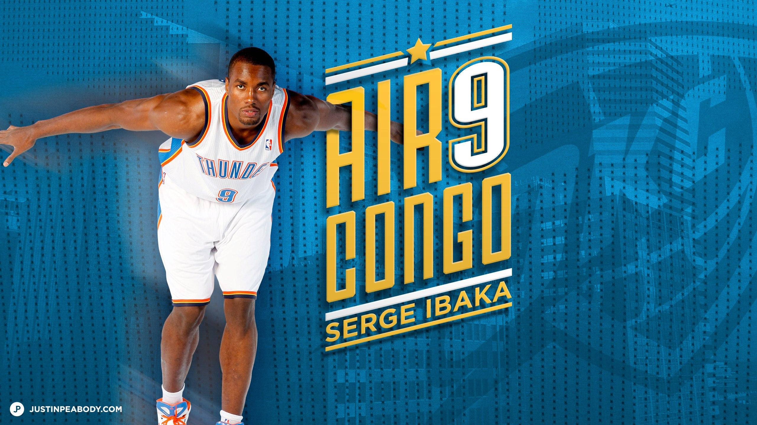 serge ibaka 桌布 壁紙 — Serge Ibaka 身穿奧克拉荷馬城雷霆隊球衣，在藍色紋理背景上以動感姿勢展示，並帶有粗體黃色 'AIR 9 CONGO' 文字。