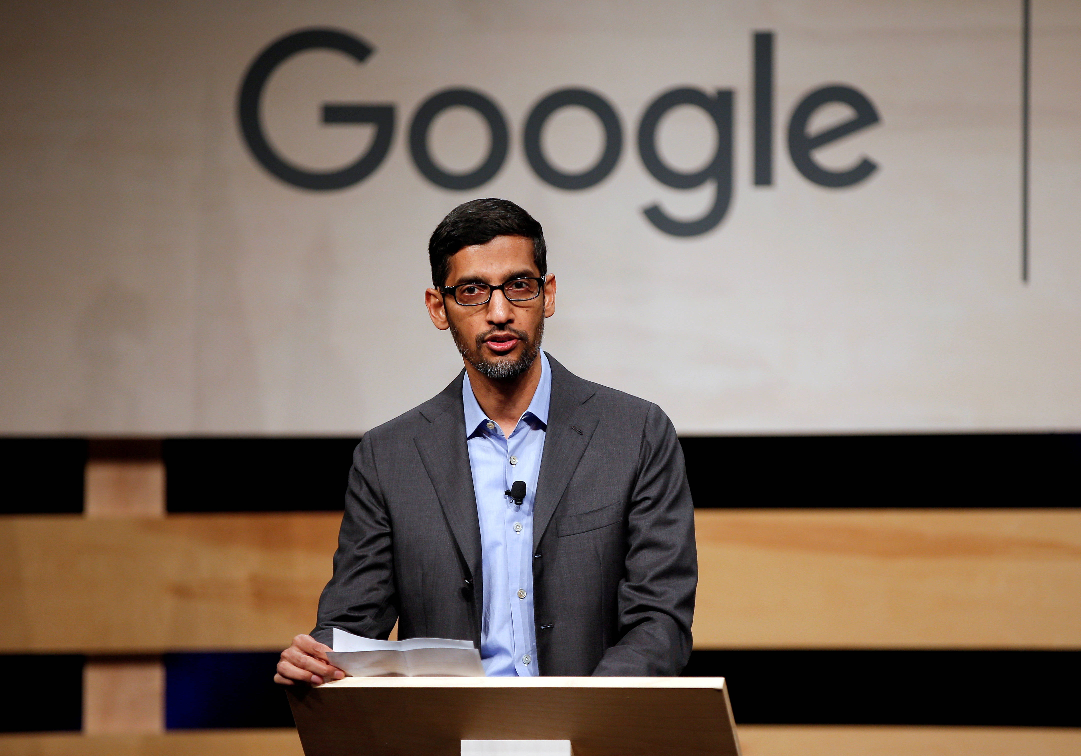 google 桌布 壁紙 — Sergey Brin 站在講台上，在Google活動中發言，公司標誌在他身後。