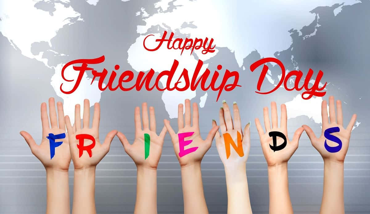  壁紙 — 七隻手用彩色字母拼出FRIENDS，背景是世界地圖，並帶有「Happy Friendship Day」文字。