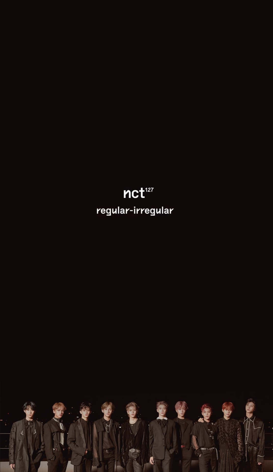 七個身穿深色西裝的男人排成一排，有白色文字寫著 nct127 regular-irregular。 — K Pop 壁紙