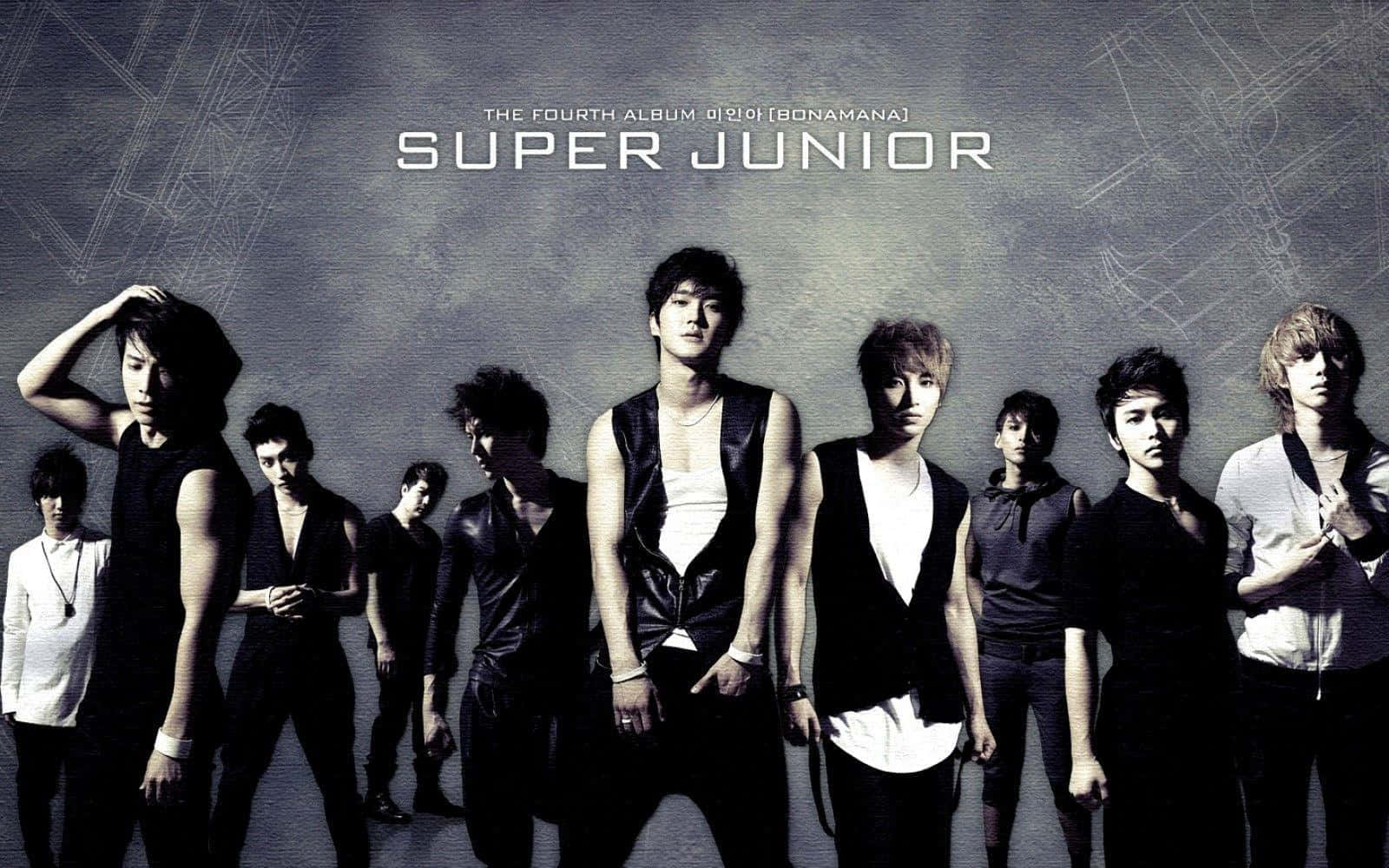K-pop 組合 Super Junior 身穿深色背心和襯衫，在帶有紋理的灰色背景前擺姿勢。 — K Pop 壁紙
