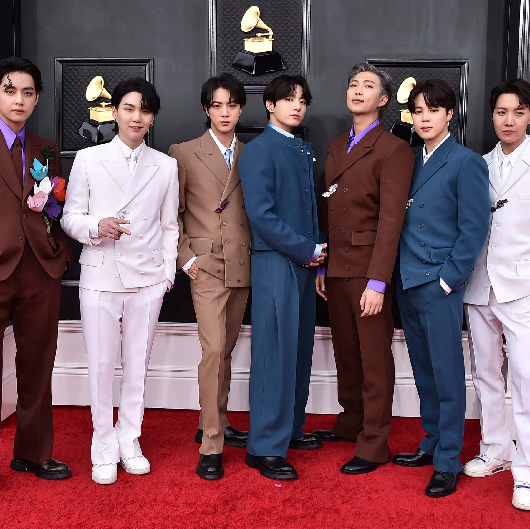 七位身穿訂製西裝的男士在葛萊美活動中在紅地毯上擺姿勢。 — Bts 壁紙