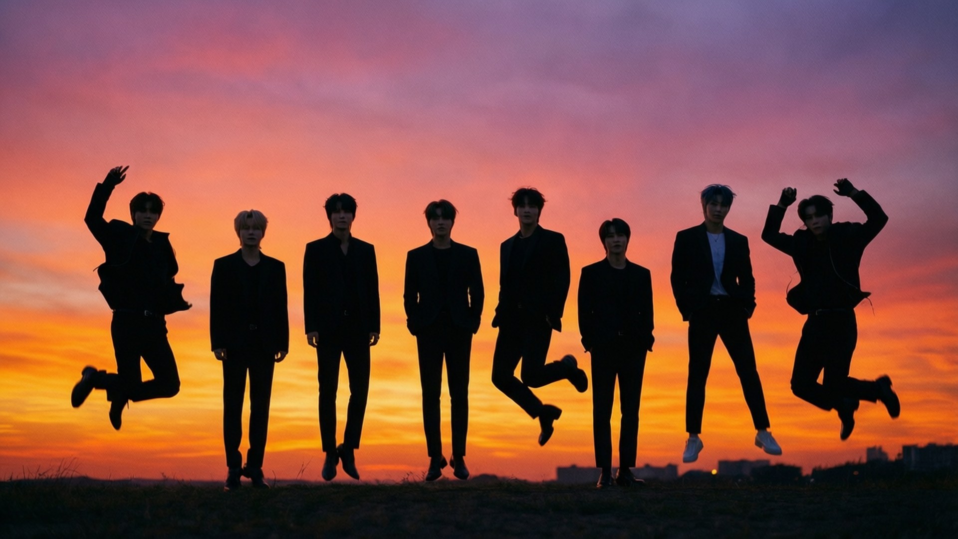 Vivid Sunset Silhouette 壁紙 — 七個穿著西裝的剪影男人在紫色、橙色和粉紅色的火熱日落天空下動態跳躍。