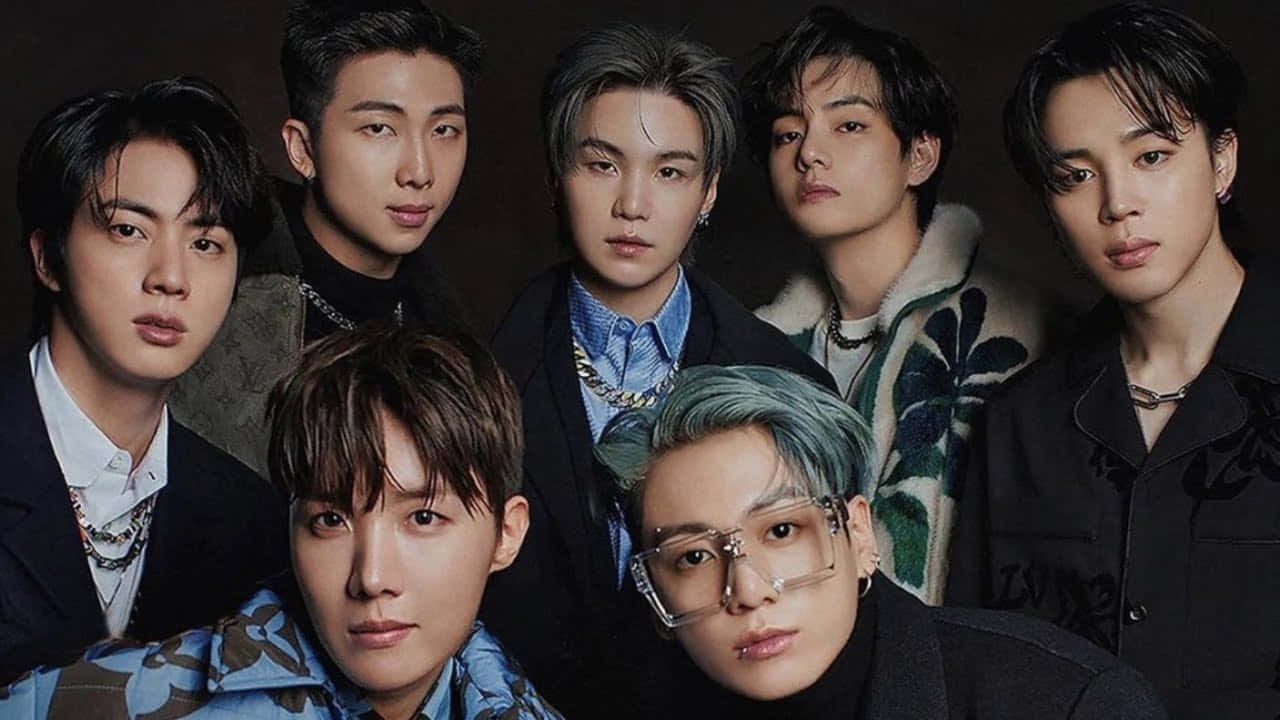 七位K-pop偶像穿著時尚服裝為攝影棚肖像擺姿勢。 — Bts 壁紙