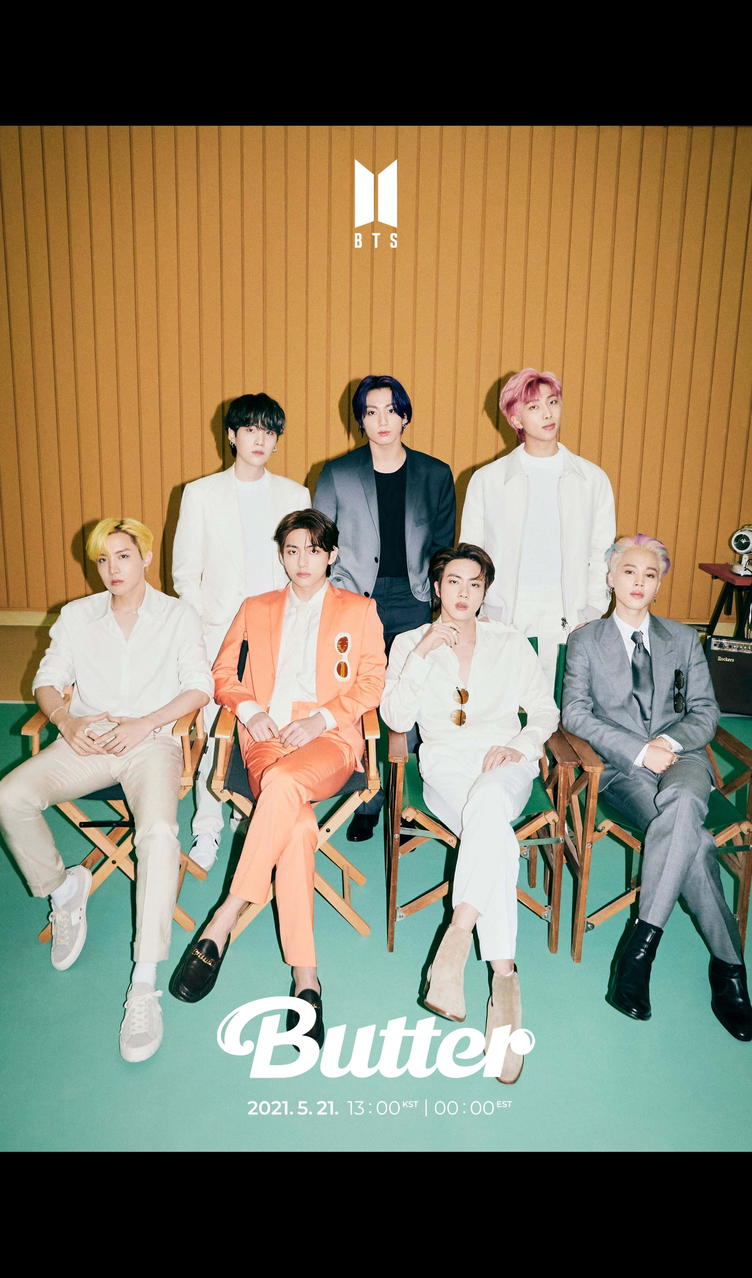 Bts Butter 桌布 壁紙 — 七位時尚的K-pop偶像自信地坐在導演椅上，背景是溫暖的木鑲板牆，下方有「Butter」字樣。