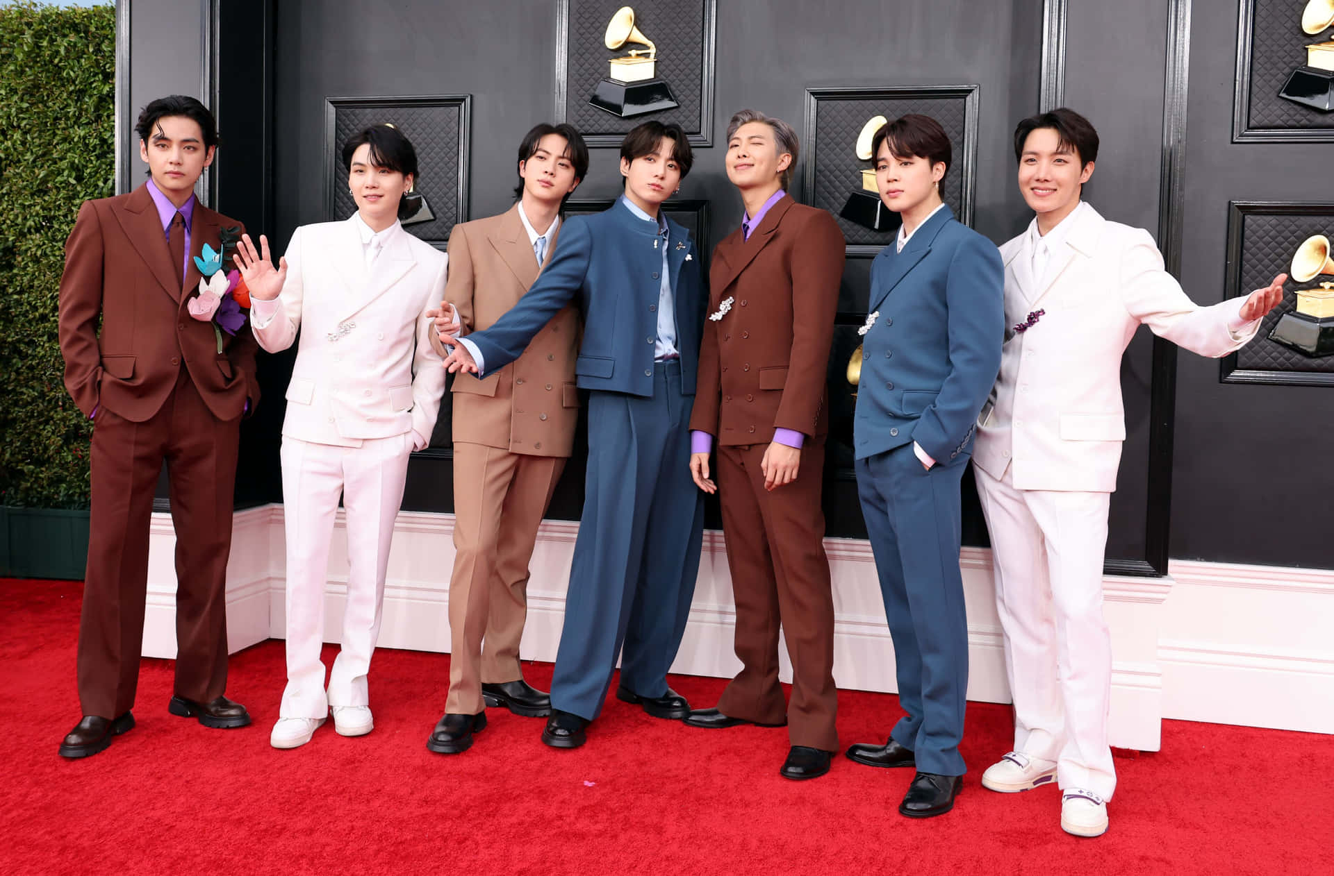 七位穿著正式西裝的男士在葛萊美獎活動中於紅地毯上擺姿勢。 — Bts 壁紙