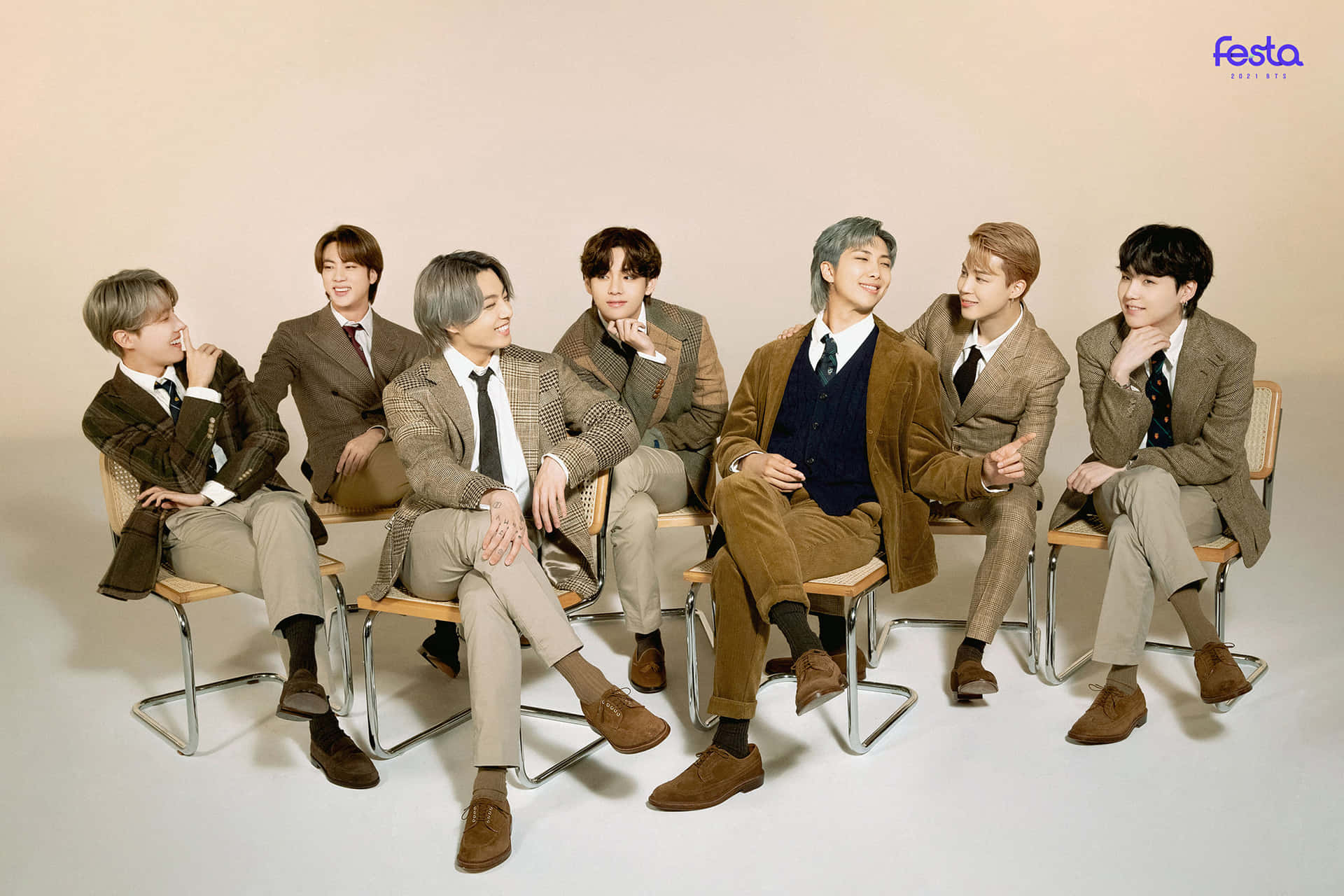 七位身穿棕色西裝的男士坐在工作室的椅子上。 — Bts 壁紙