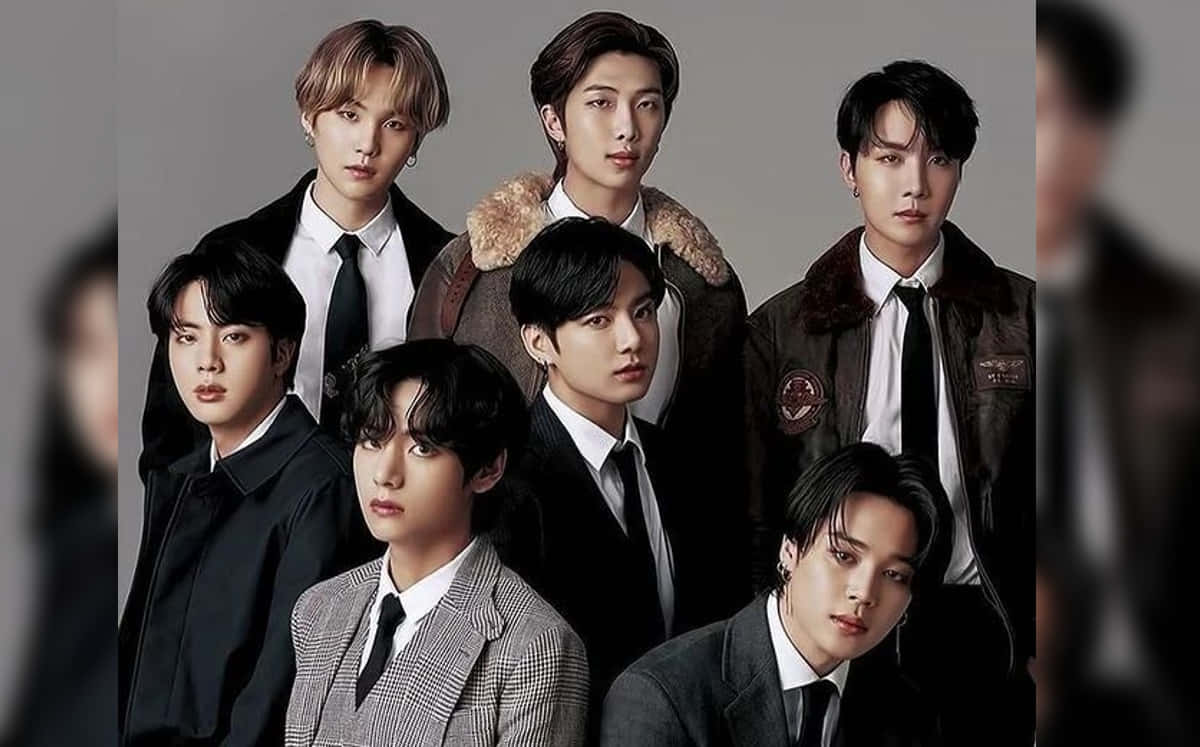 七位穿著正式服裝的K-pop偶像為工作室肖像擺姿勢。 — Bts 壁紙