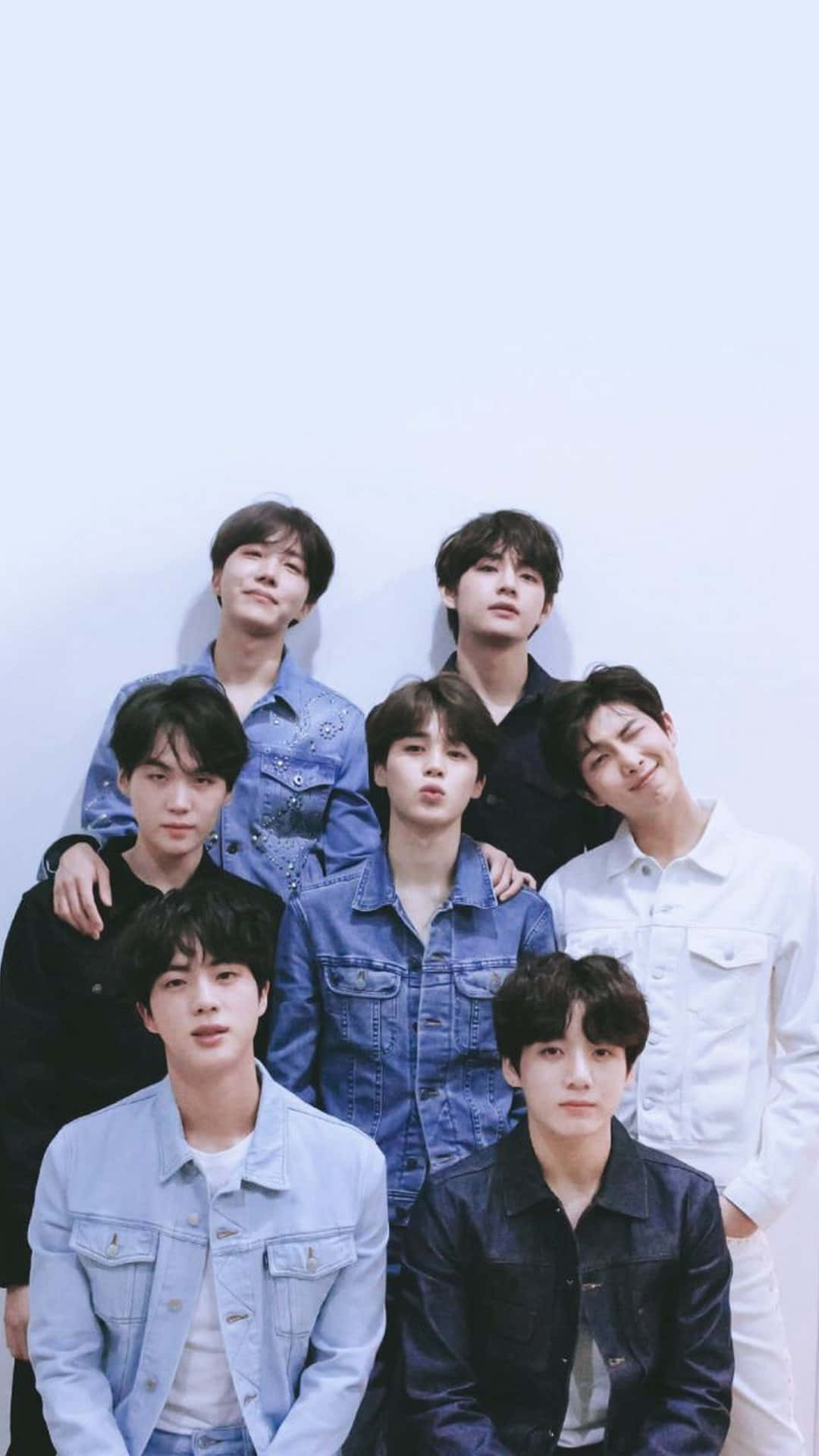 七個年輕男子身穿牛仔外套，為攝影棚肖像擺姿勢。 — Bts 壁紙