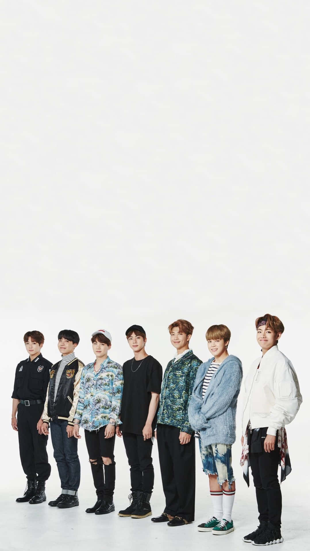 七位時尚年輕男士在攝影棚環境中一起擺姿勢。 — Bts 壁紙
