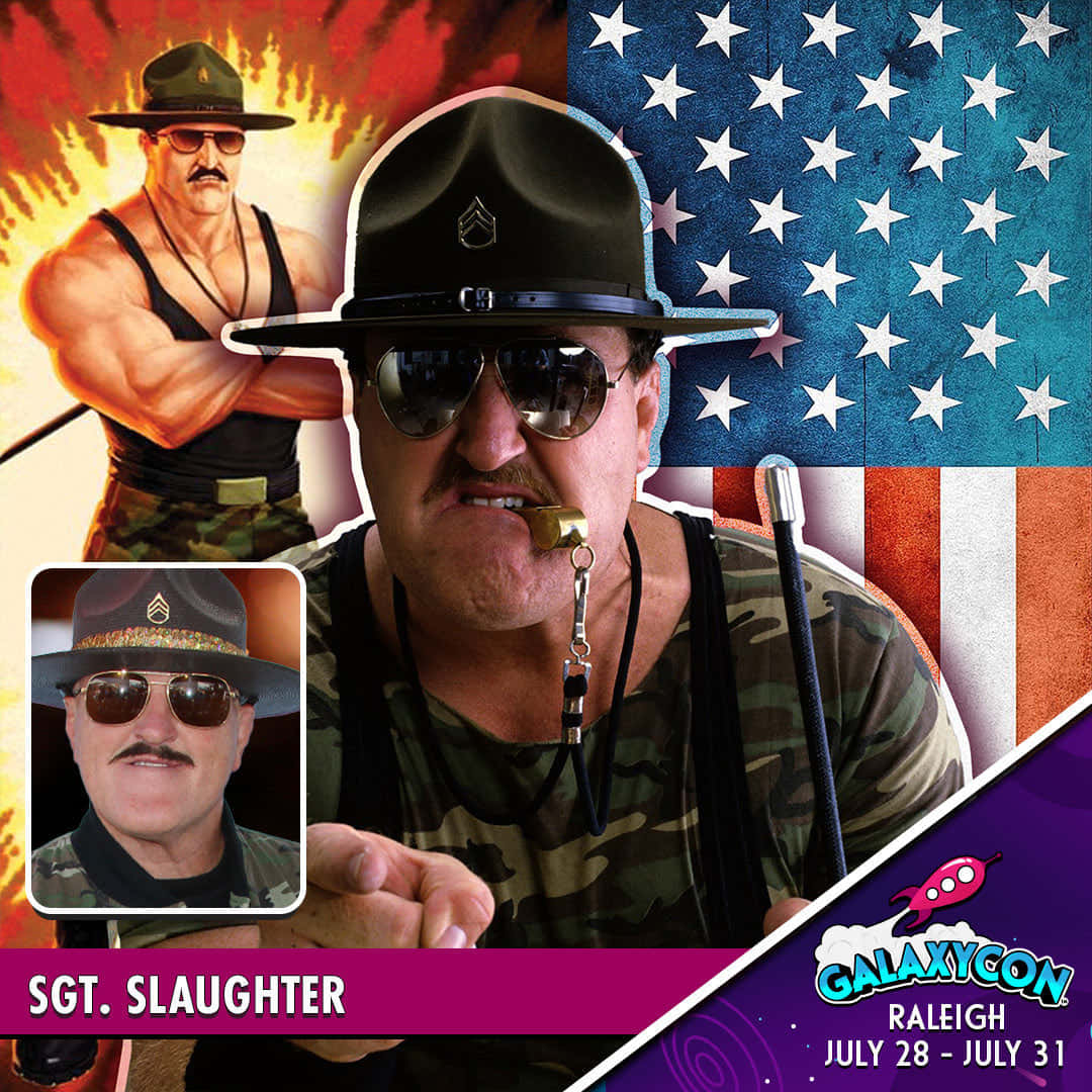 superstar 桌布 壁紙 — Sgt Slaughter 身穿軍裝，在火焰般的美國國旗背景下向前指，並帶有活動品牌標識。
