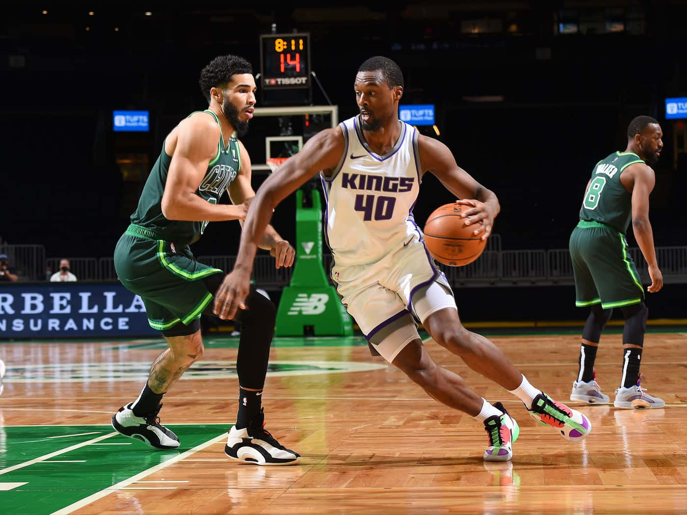 NBA籃球球員在比賽中運球越過防守球員。 — NBA 壁紙