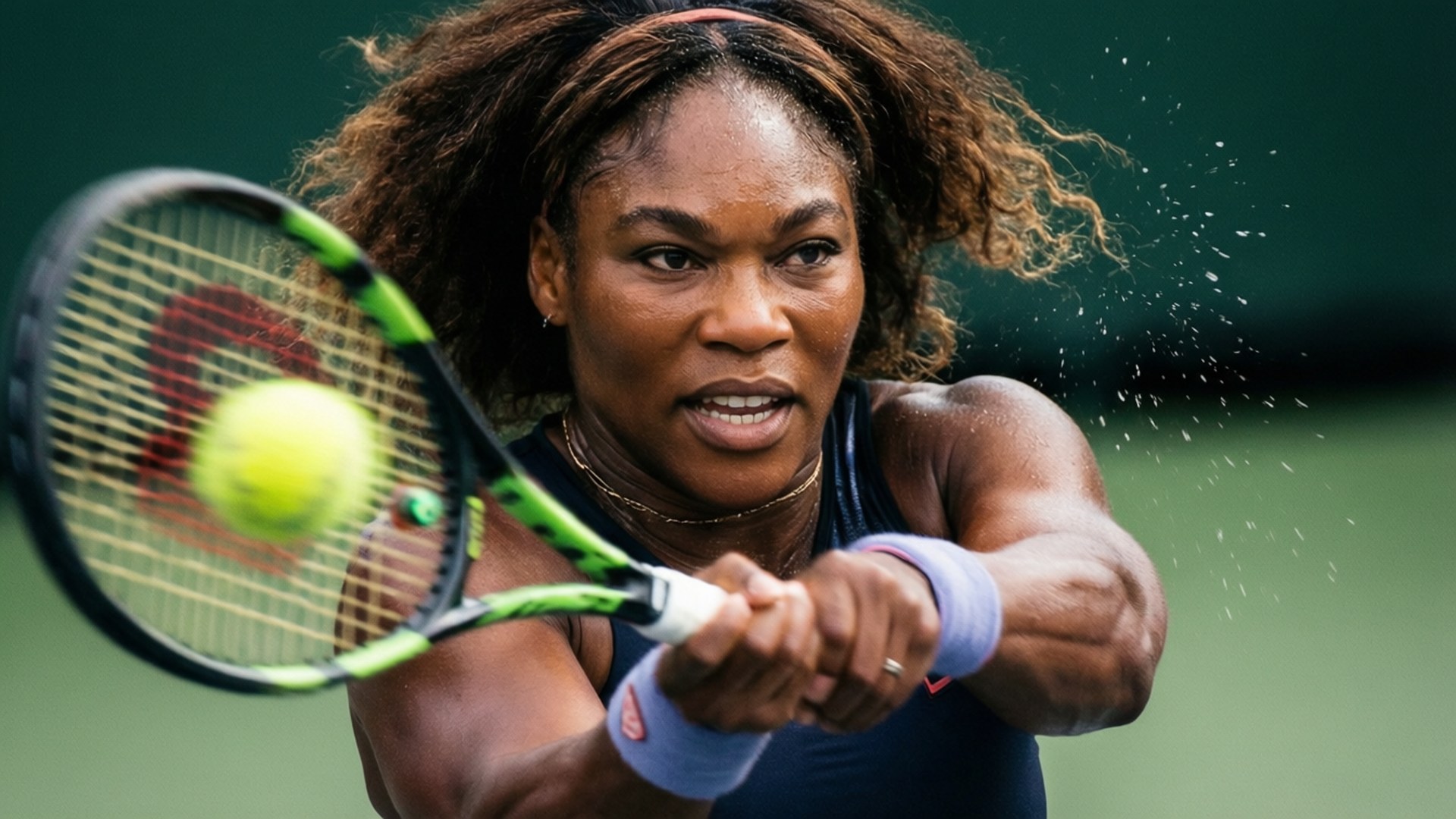 Backhand Intensity 壁紙 — 莎蓮娜威廉絲在綠色球場上揮動她的綠色和黑色球拍，以強烈的專注力擊打一個黃色網球。