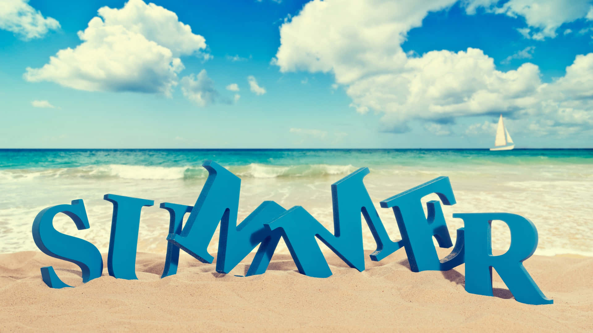  壁紙 — 大膽的藍色「SUMMER」字母放在溫暖的沙灘上，一艘帆船在碧綠的海水上滑行，背景是明亮的藍天和蓬鬆的白雲。