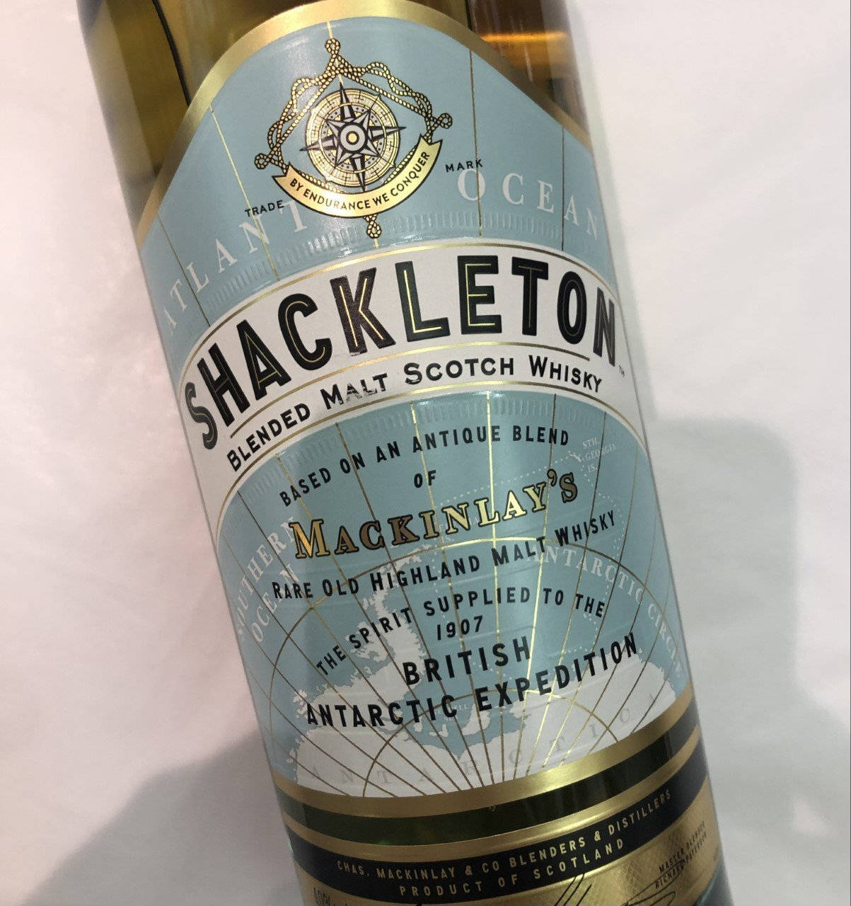 Drink 桌布 壁紙 — Shackleton 調和麥芽蘇格蘭威士忌酒瓶特寫，帶有復古南極探險標籤設計。