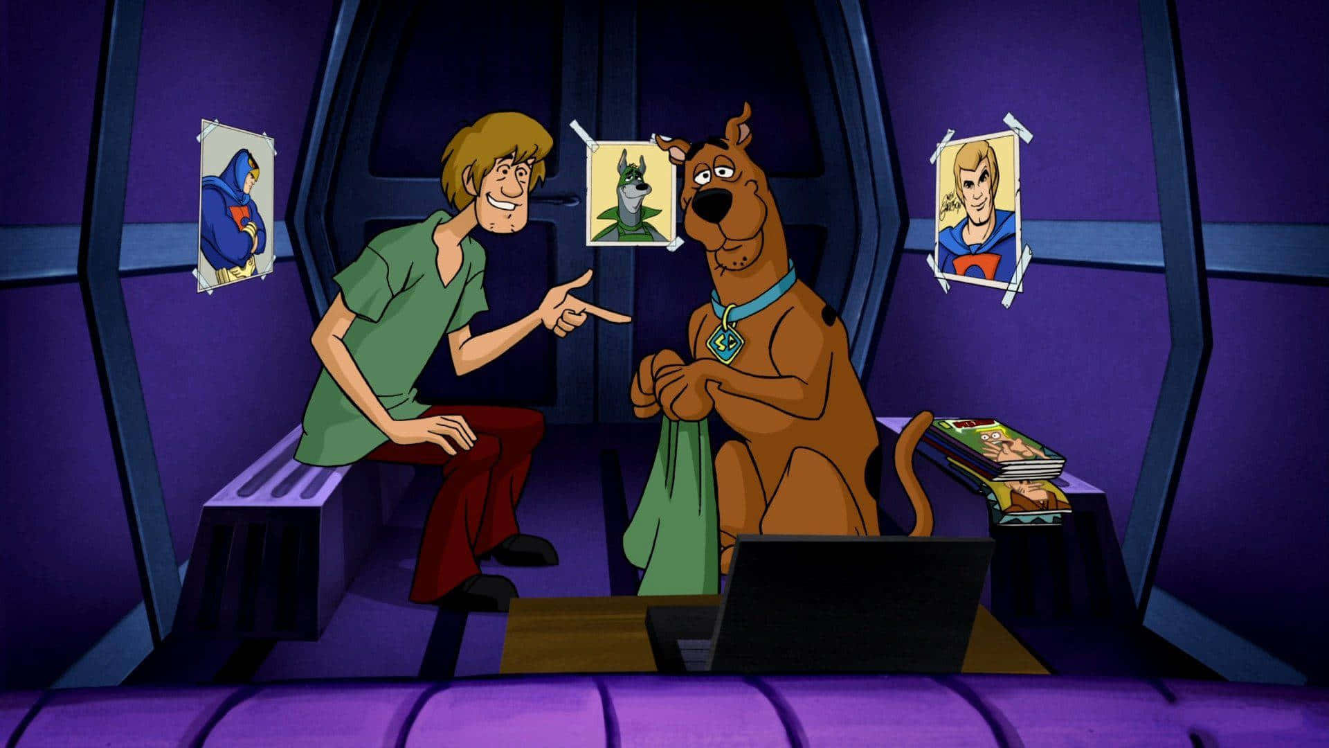 Shaggy Rogers 桌布 壁紙 — Shaggy 和 Scooby Doo 坐在紫色太空船內部，興奮地指著反派海報。