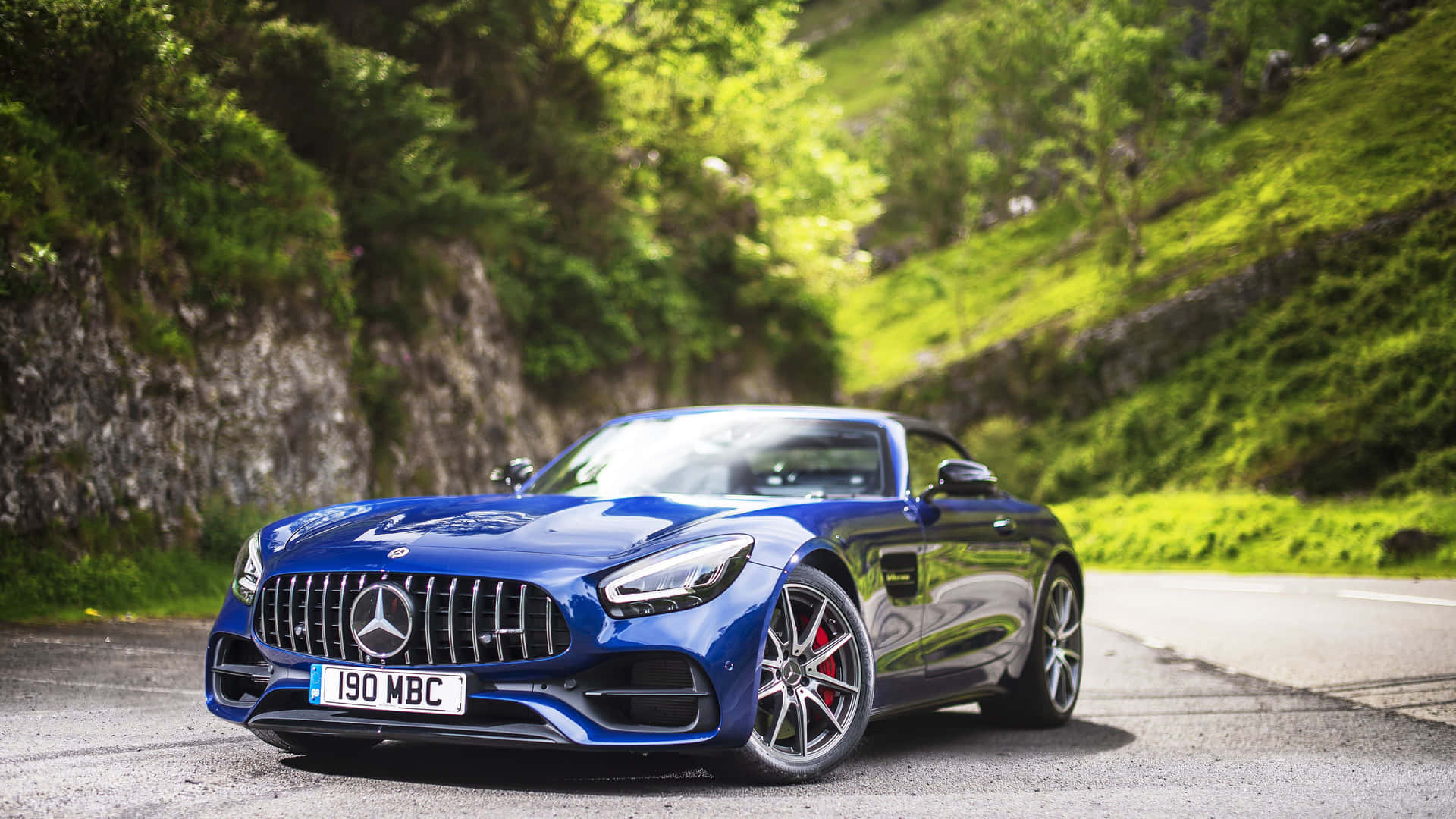 藍色 Mercedes-AMG GT Roadster 停放在風景優美的山路上。 — 4K 奔馳壁紙 壁紙