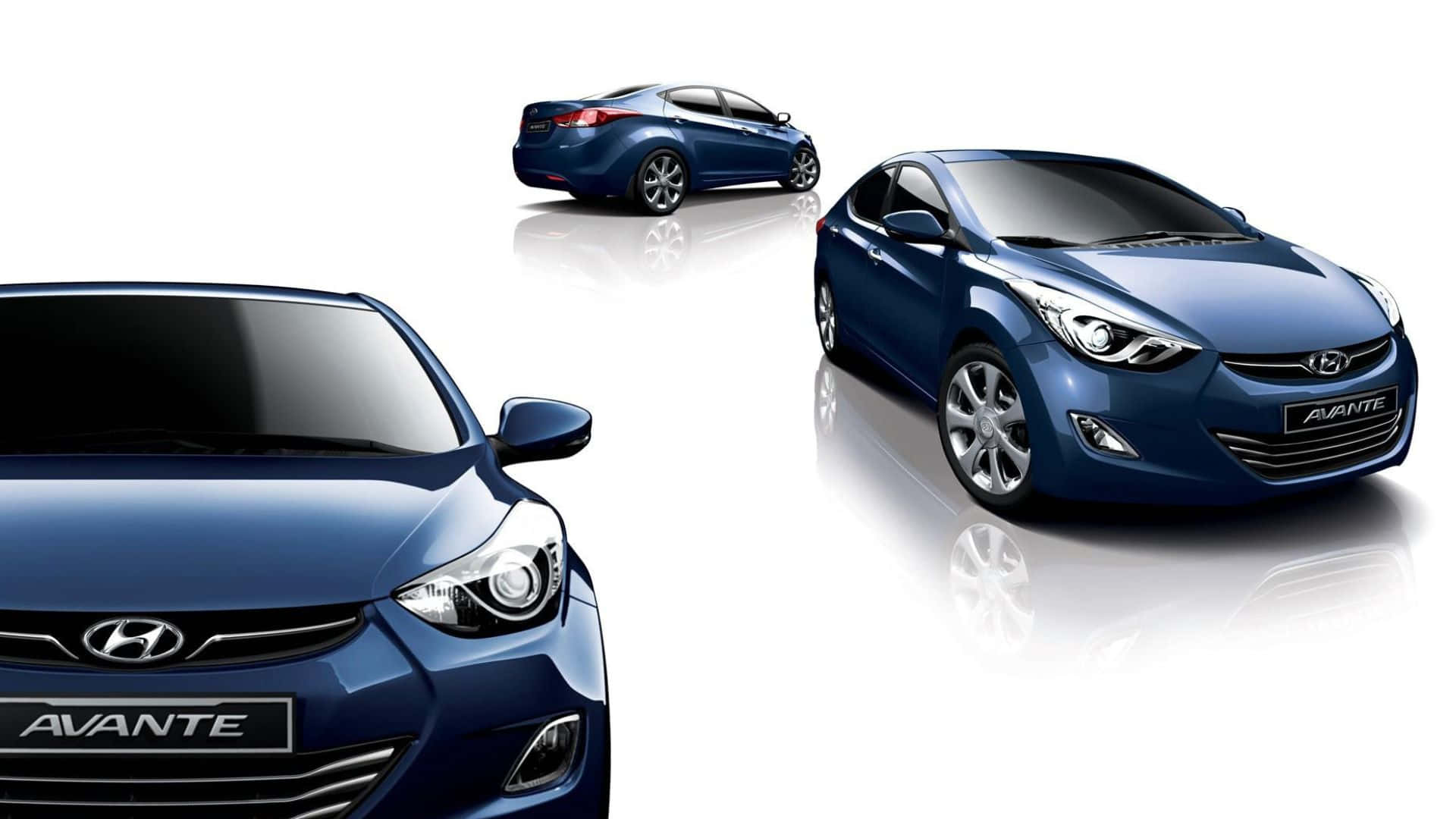 Hyundai Elantra 桌布 壁紙 — 閃亮的藍色現代Avante汽車在工作室中展示，白色背景上有倒影。