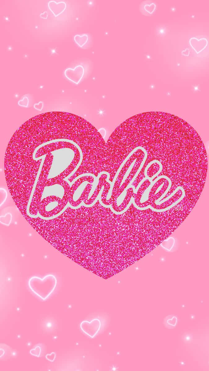 Glitter Barbie Aesthetic 桌布 壁紙 — 一個閃閃發光的粉紅色心形，上面有白色草書的Barbie字樣，漂浮在柔和的粉紅色背景上，背景點綴著發光的心形和閃光。
