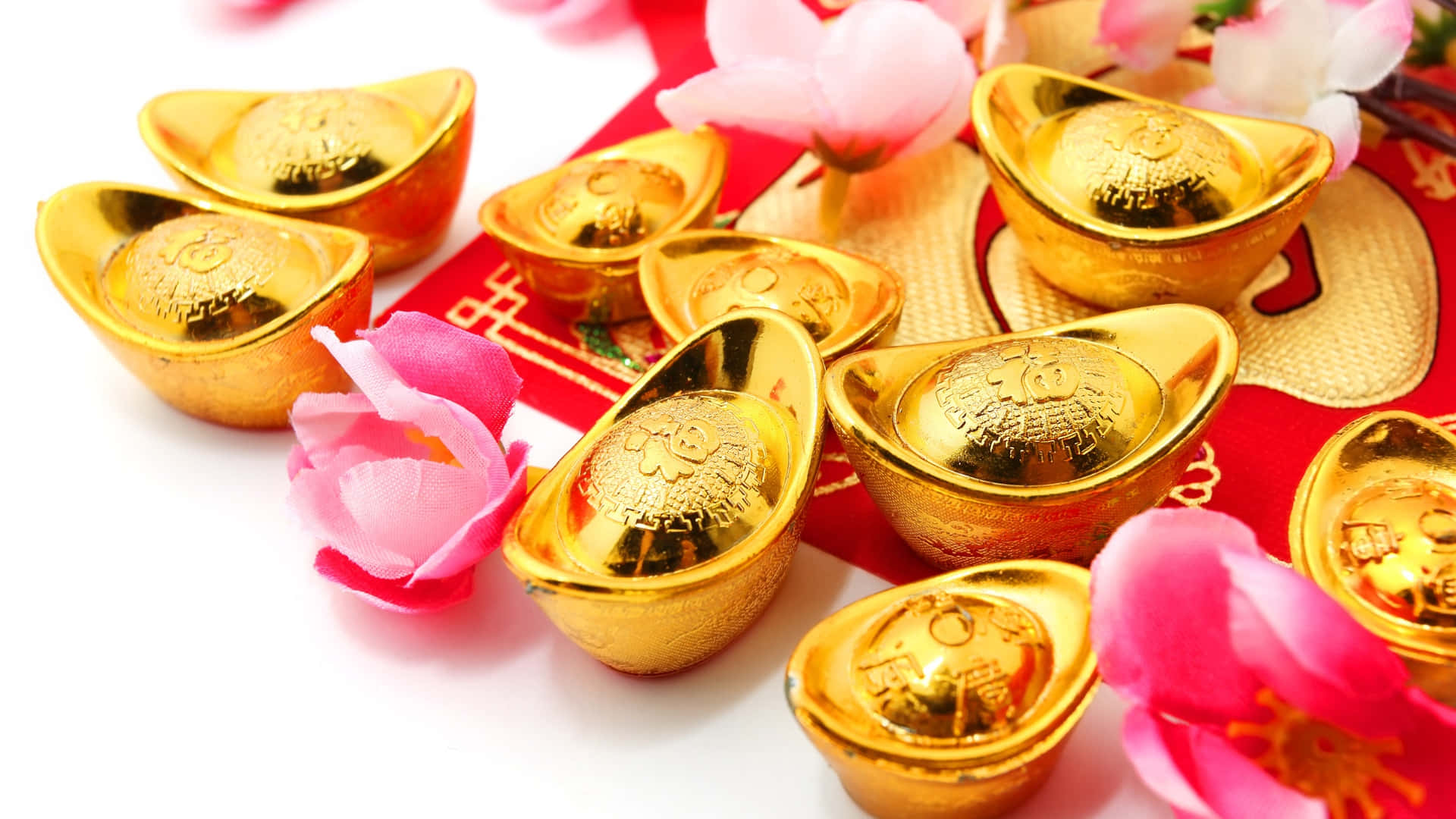  壁紙 — 閃閃發光的金條散落在紅色紙上，搭配粉紅櫻花，營造節日幸運主題。