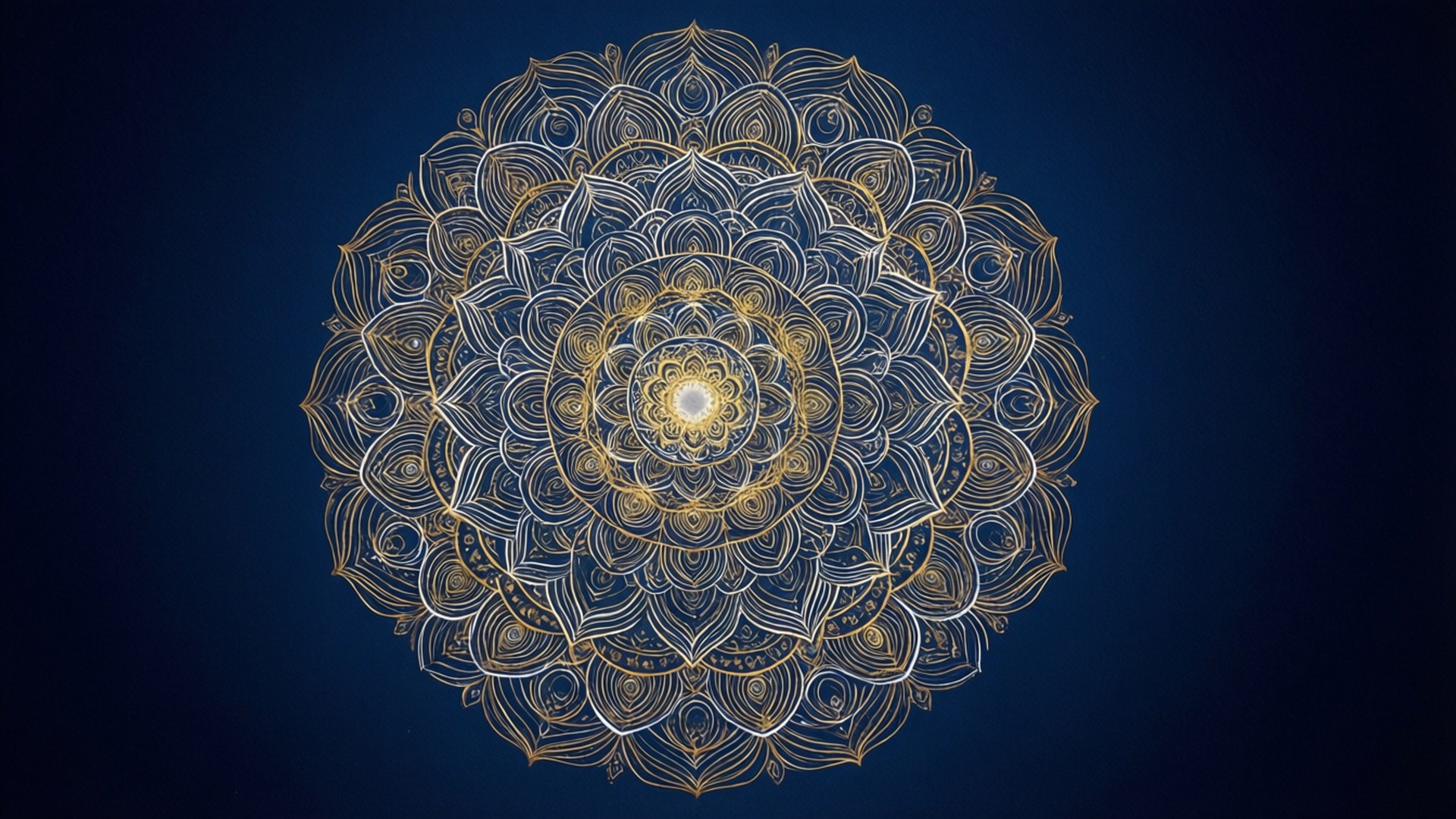 Sacred Geometry Lotus 壁紙 — 一個閃耀的金色和白色曼陀羅，帶有複雜的花卉圖案，在深藍色漸變背景上發光。